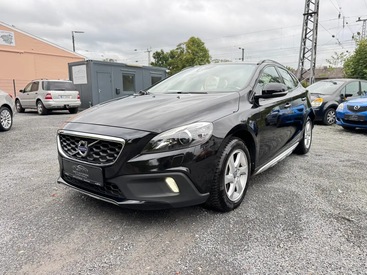 Volvo V40 Cross Country D2 2.0 You! BI-XENON NAVI PDC Schwarz - 1