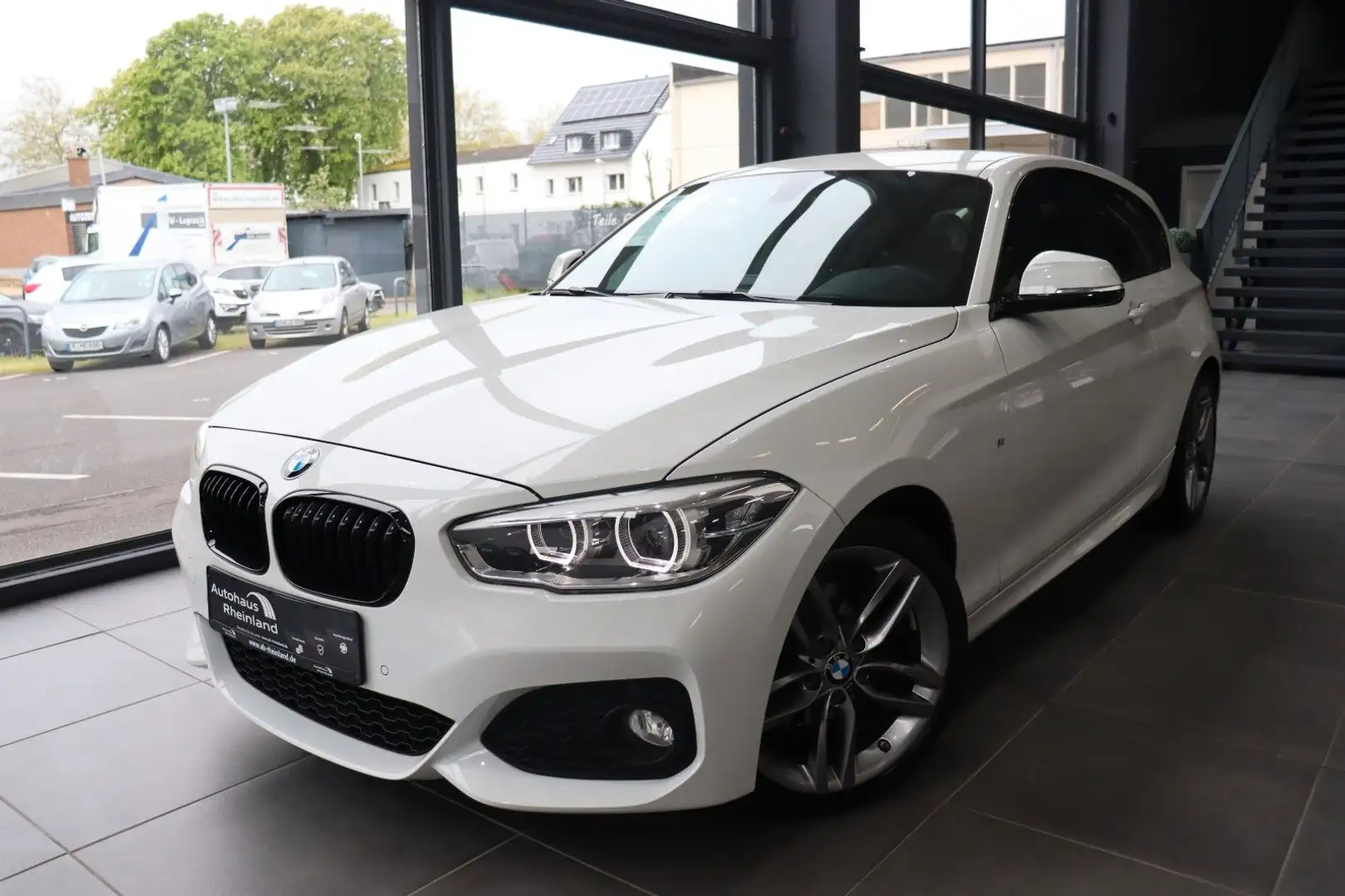 BMW 120 i Lim. M-SPORT*AUTOMATIK*ALCANTARA*LED*KAMERA Weiß - 1