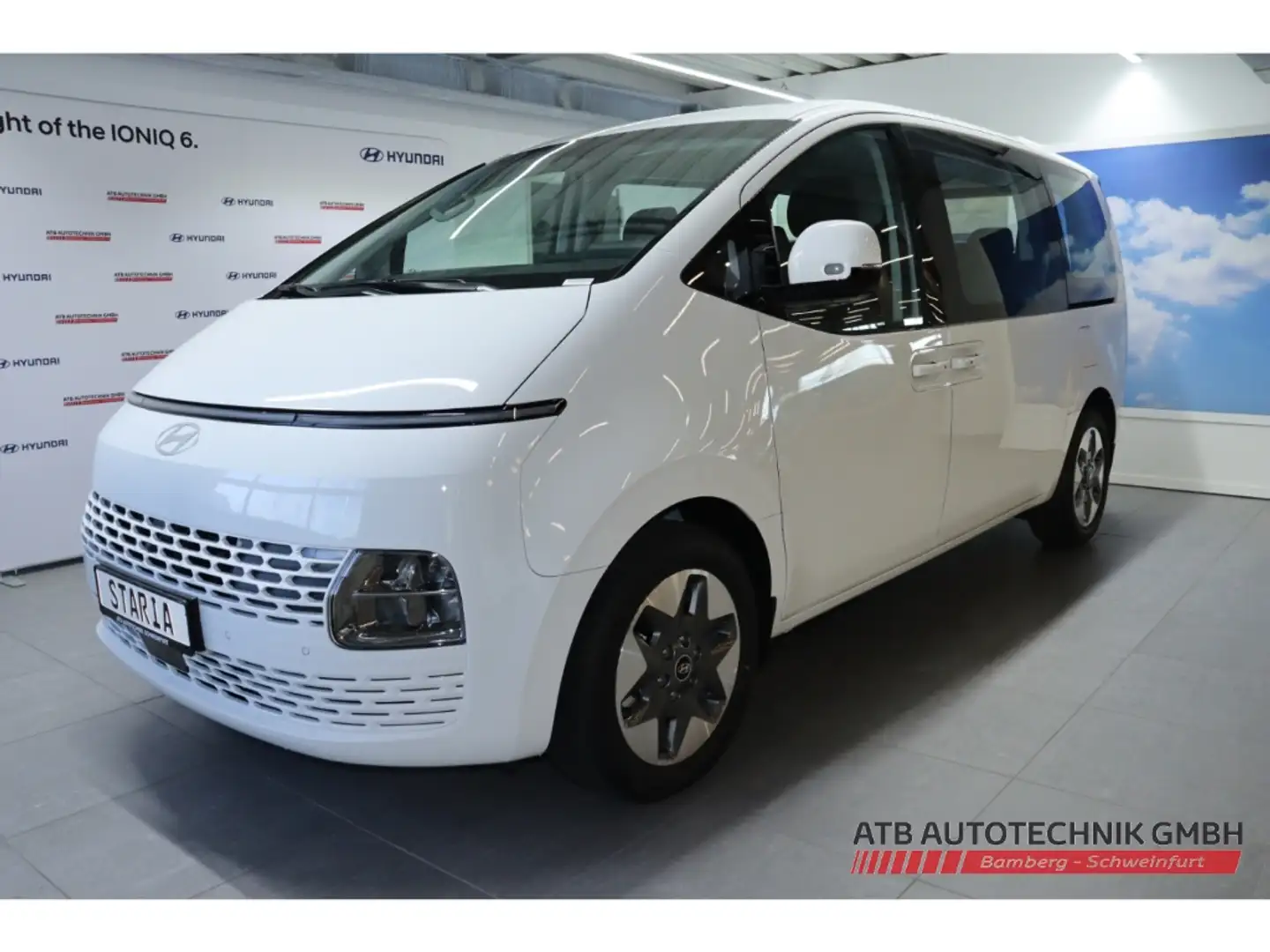 Hyundai STARIA Trend MY25 1.6 T-GDI HEV 6-AT 18'' Alu, Park-P, Ea Weiß - 2
