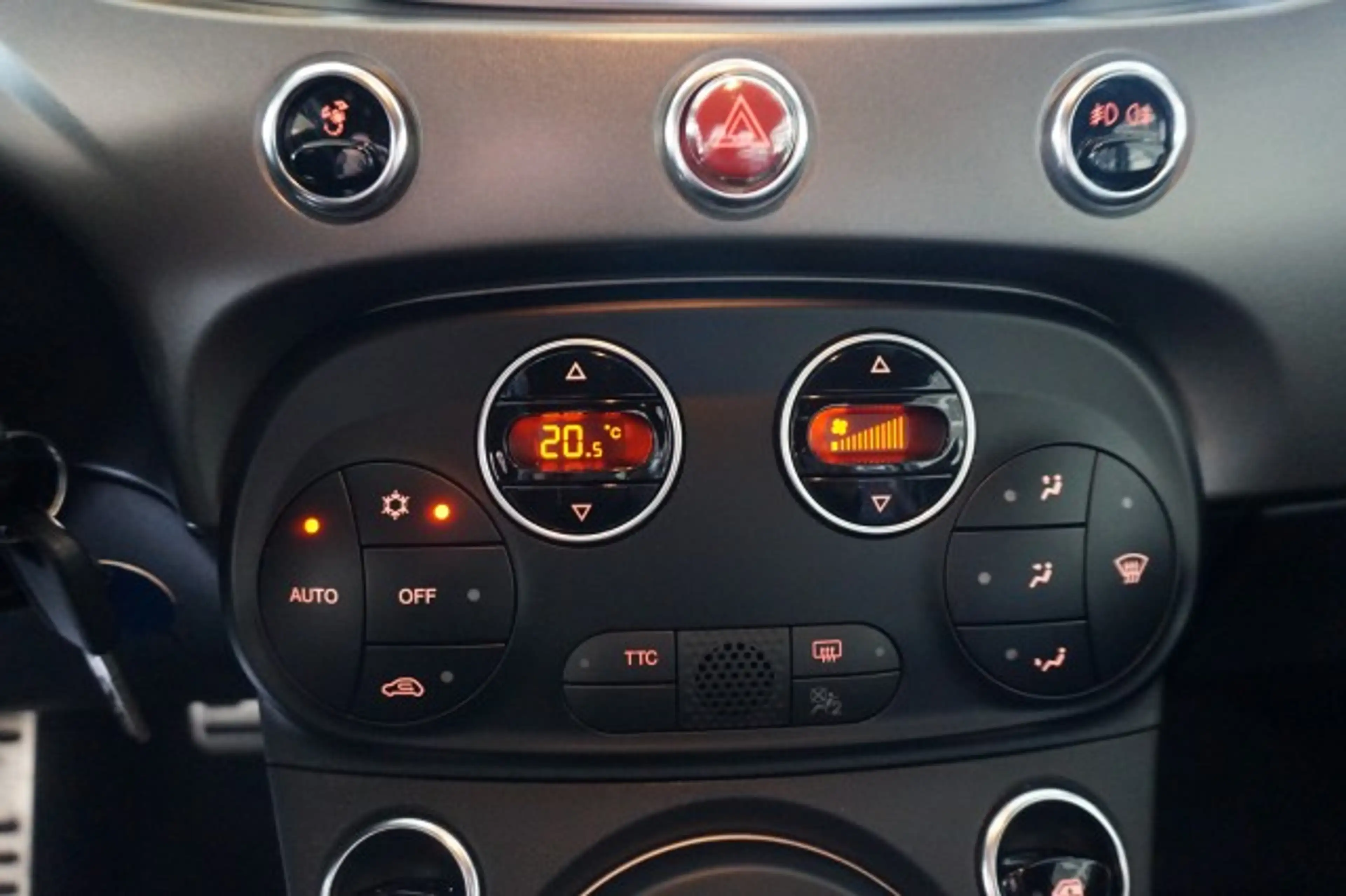 Abarth 595 Turismo 595 TURISMO NAVI U-CONNECT BEATS PDC LEDER NSW 17" — photo 15