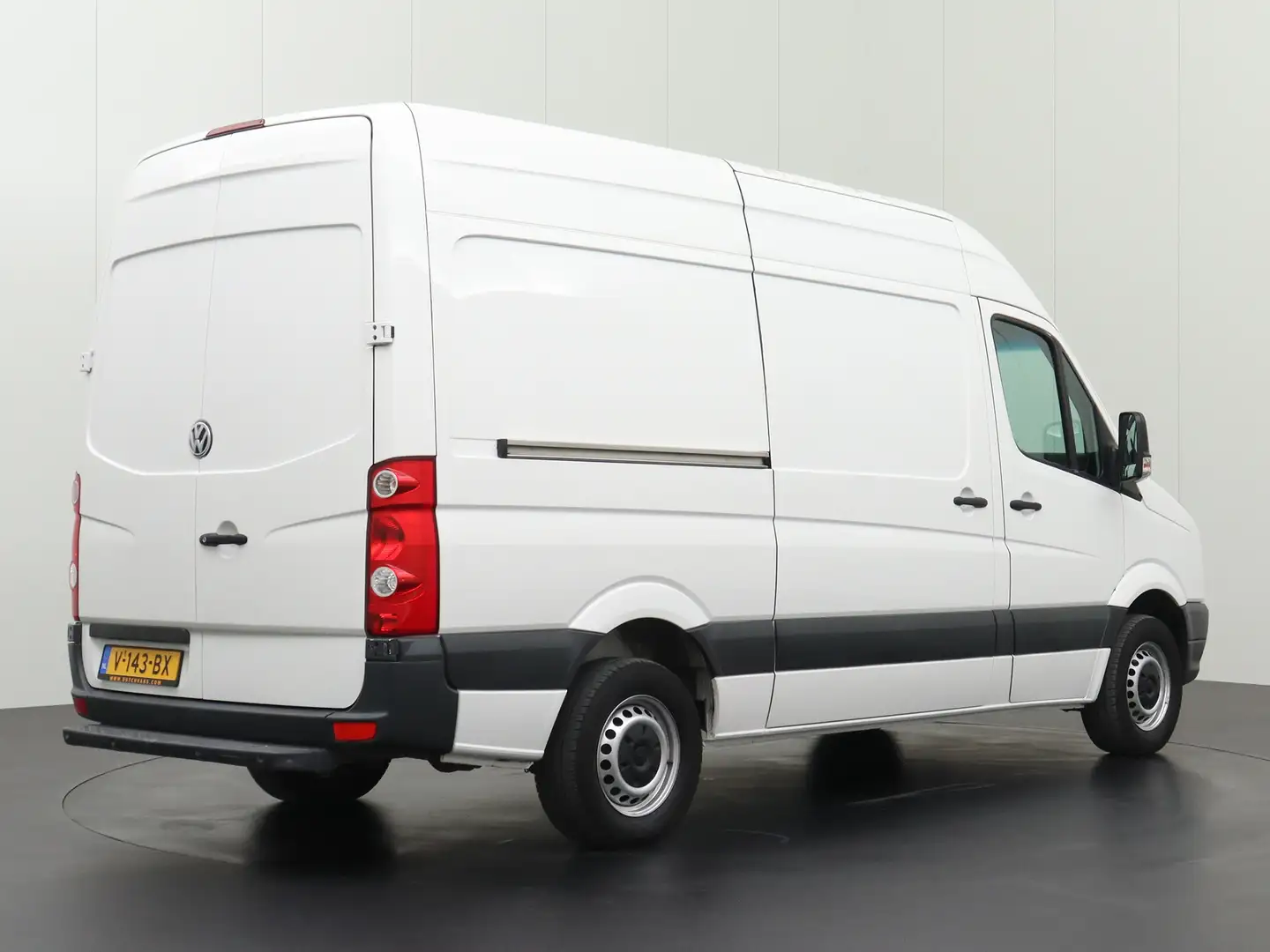 Volkswagen Crafter 2.0TDI L2H2 Kastinrichting | Airco | 3-Persoons | Bílá - 2