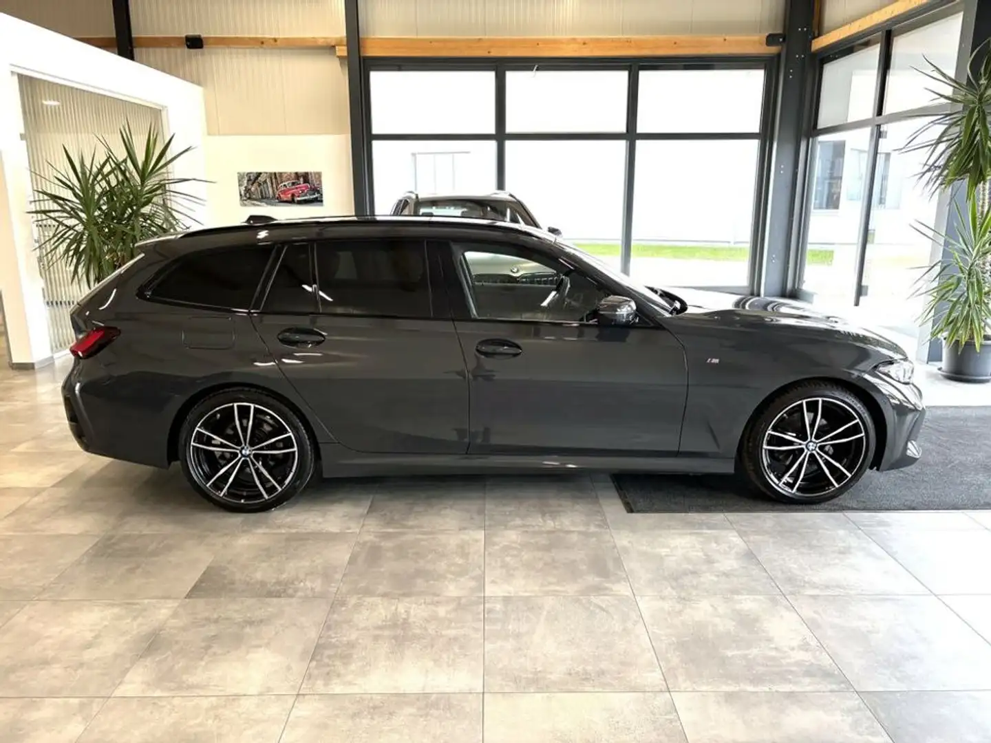 BMW 320 d Touring xDrive M-Sport *LED*PDC*NAV*STH*AHK* Grau - 2