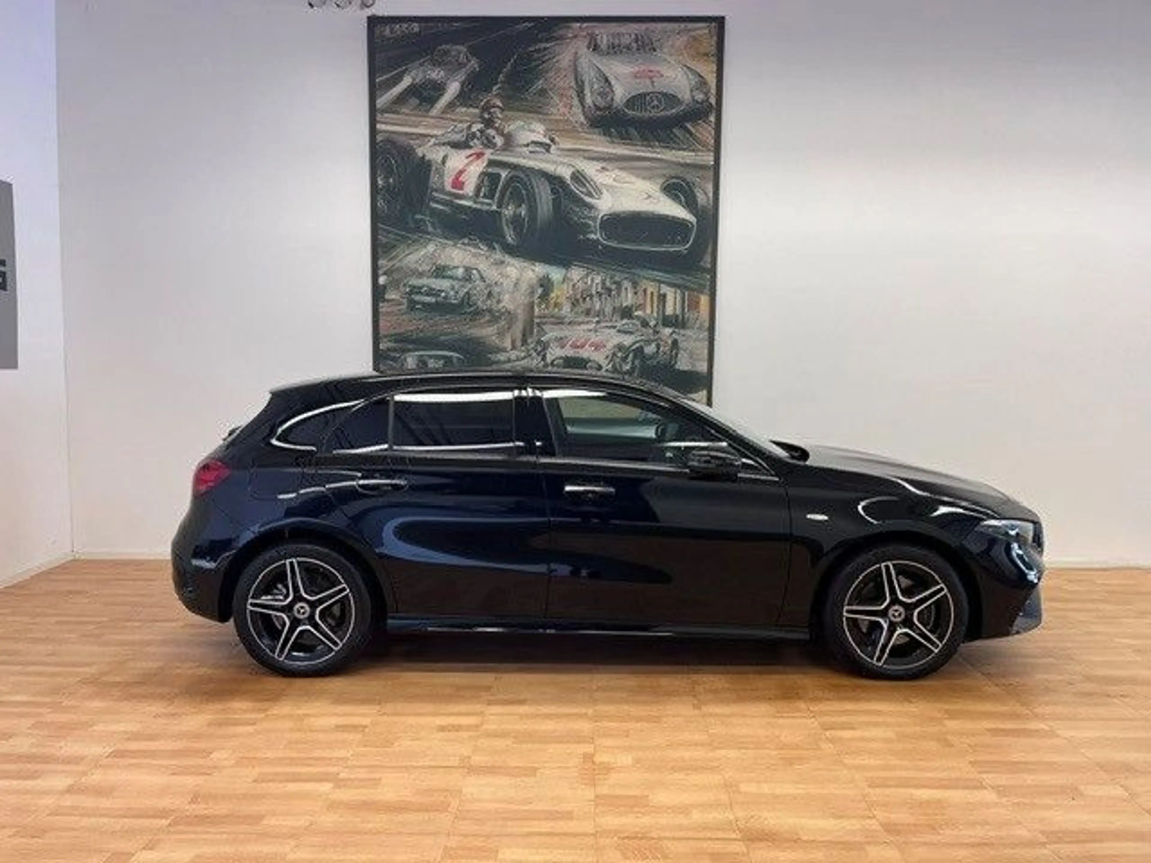 Mercedes-Benz A 250 e AMG-Line Panorama Distronic Keyless Go — photo 5