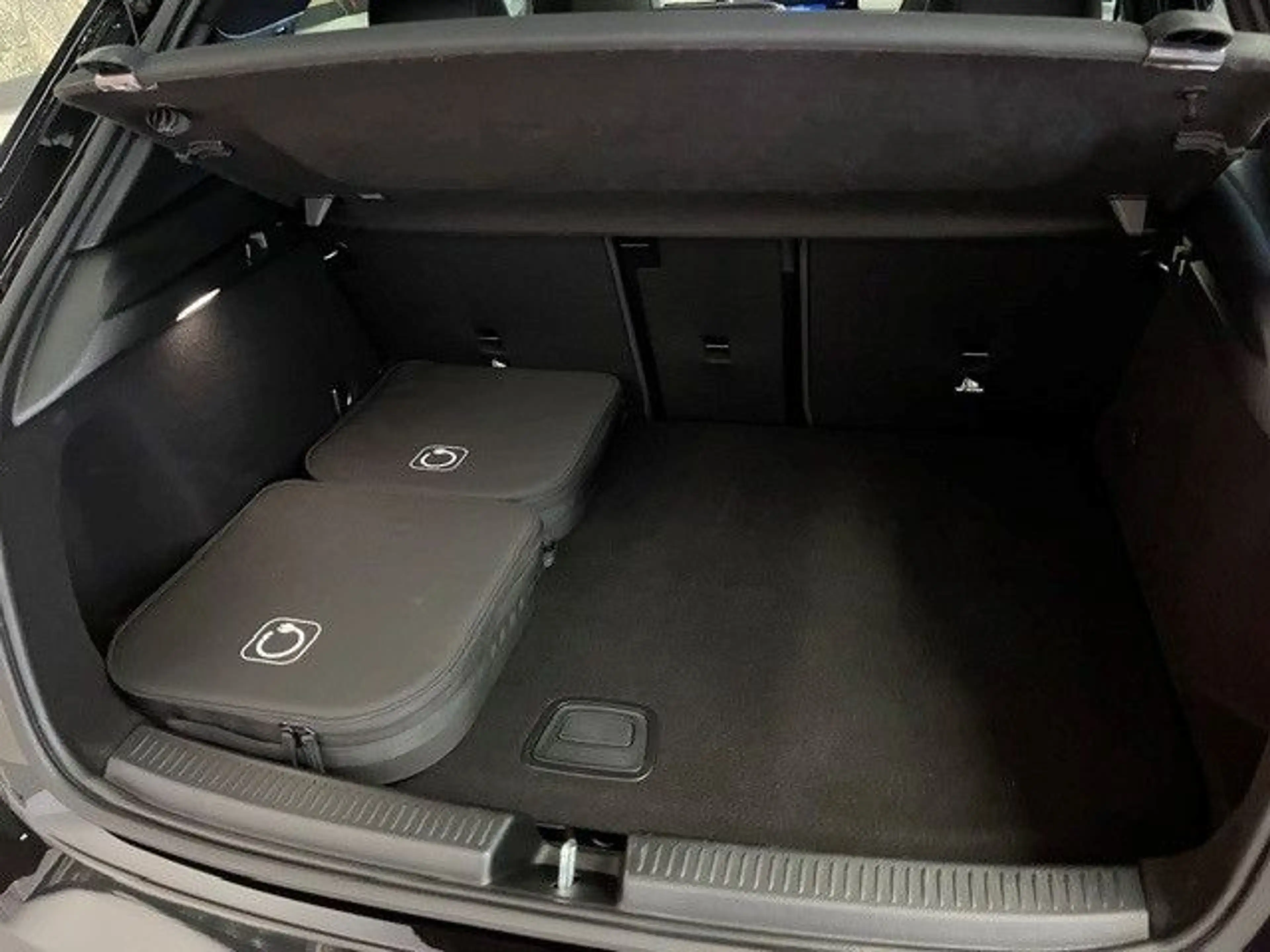 Mercedes-Benz A 250 e AMG-Line Panorama Distronic Keyless Go — photo 12