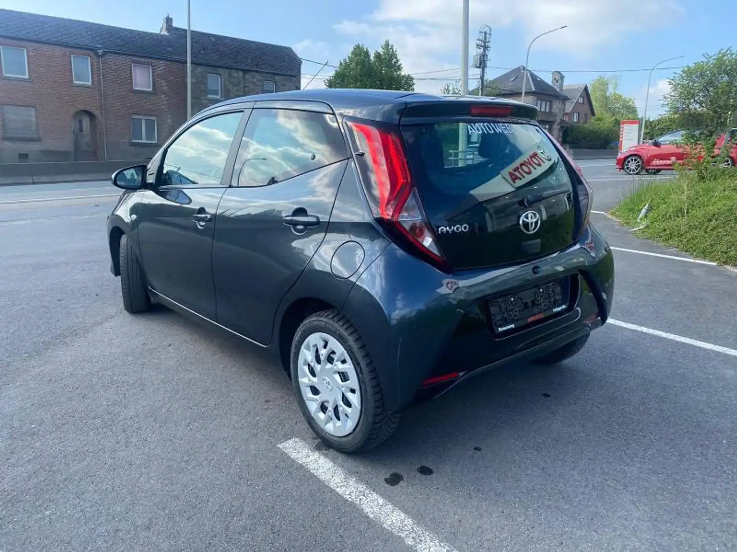 Toyota Aygo 1.0 VVT-i 5MT x-play2 Grijs - 2