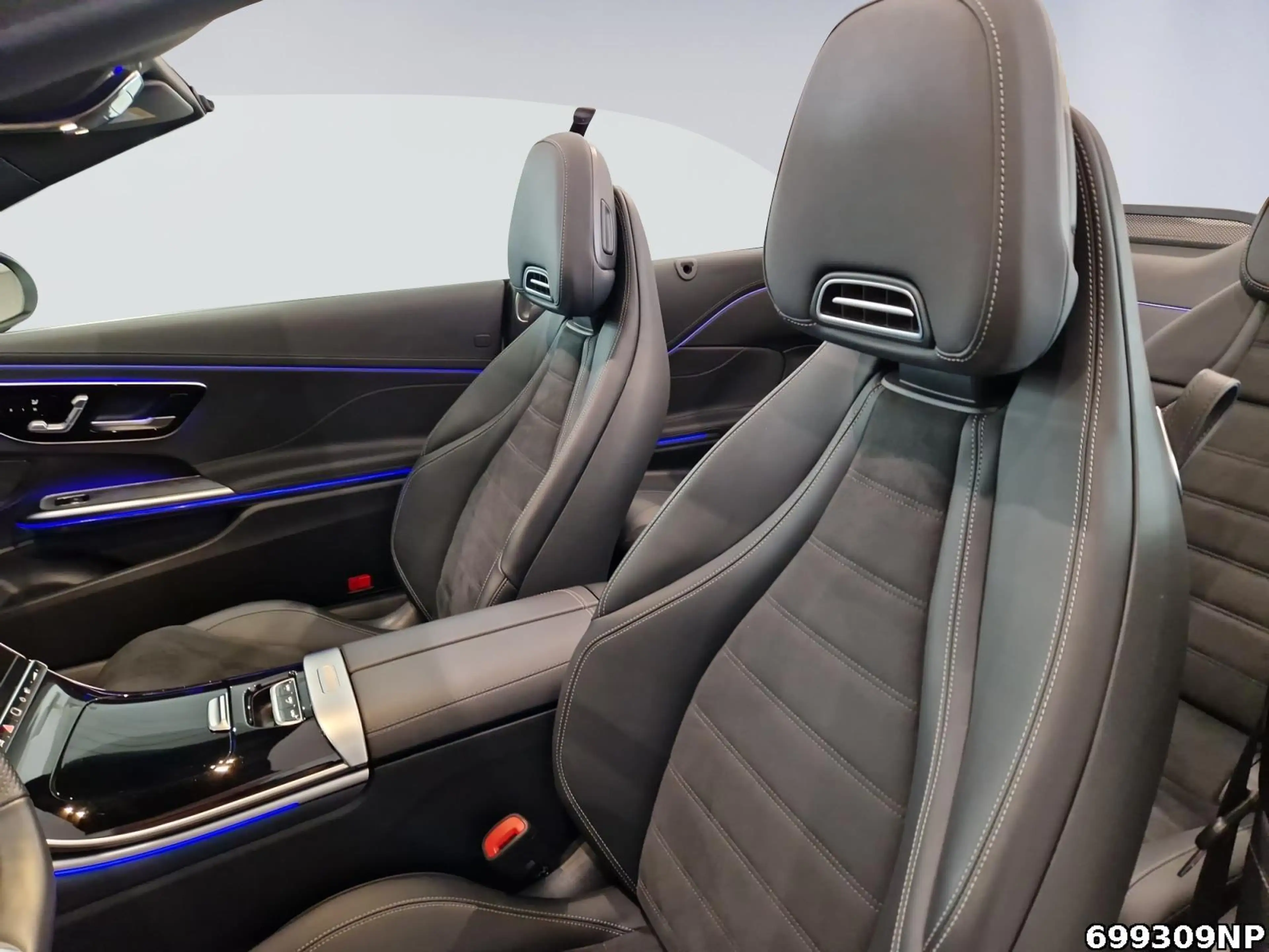 Mercedes-Benz CLE 200 Cabrio AMG  Night Memory AIRCAP AIRSCARF — photo 10