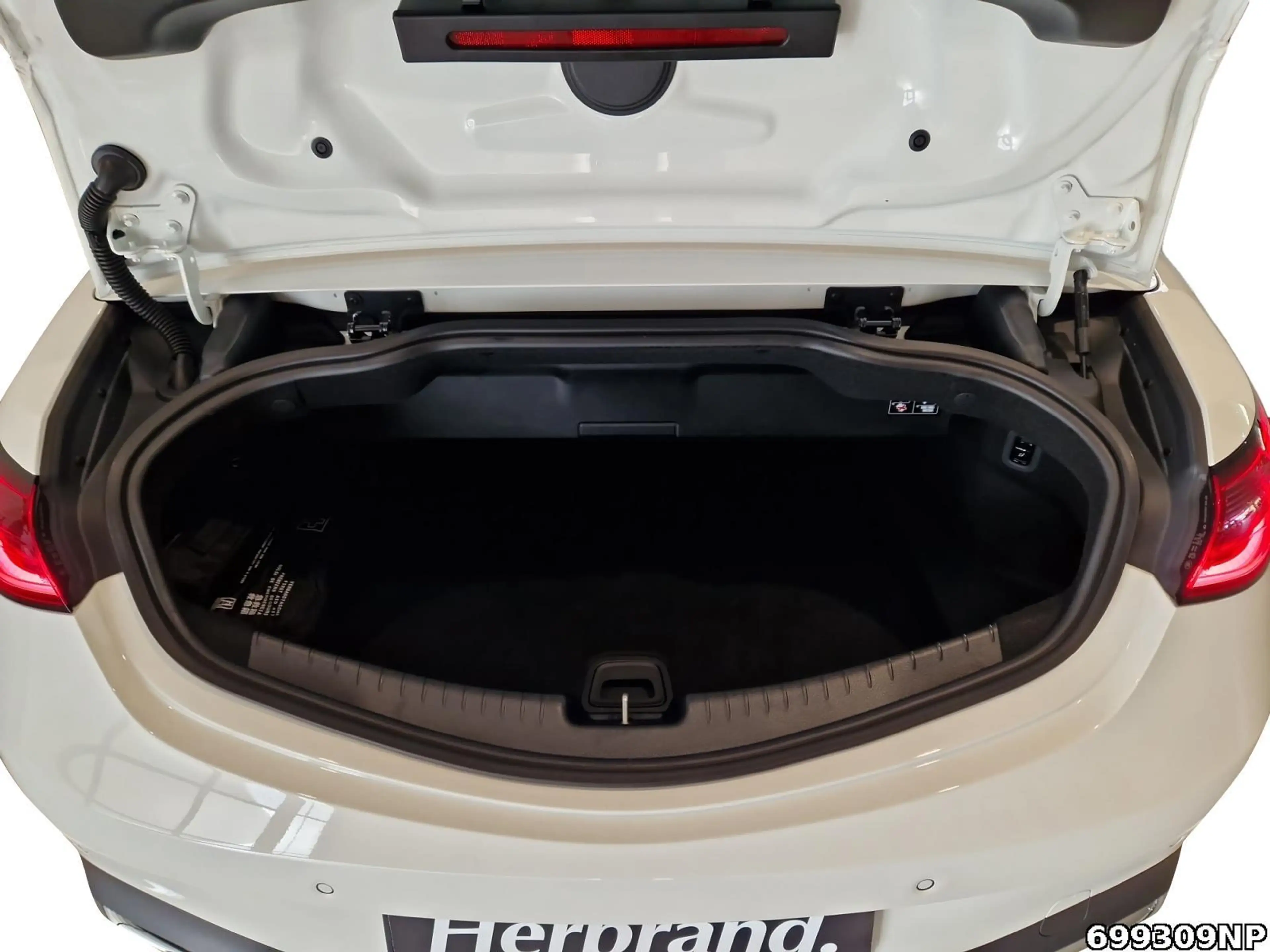 Mercedes-Benz CLE 200 Cabrio AMG  Night Memory AIRCAP AIRSCARF — photo 6
