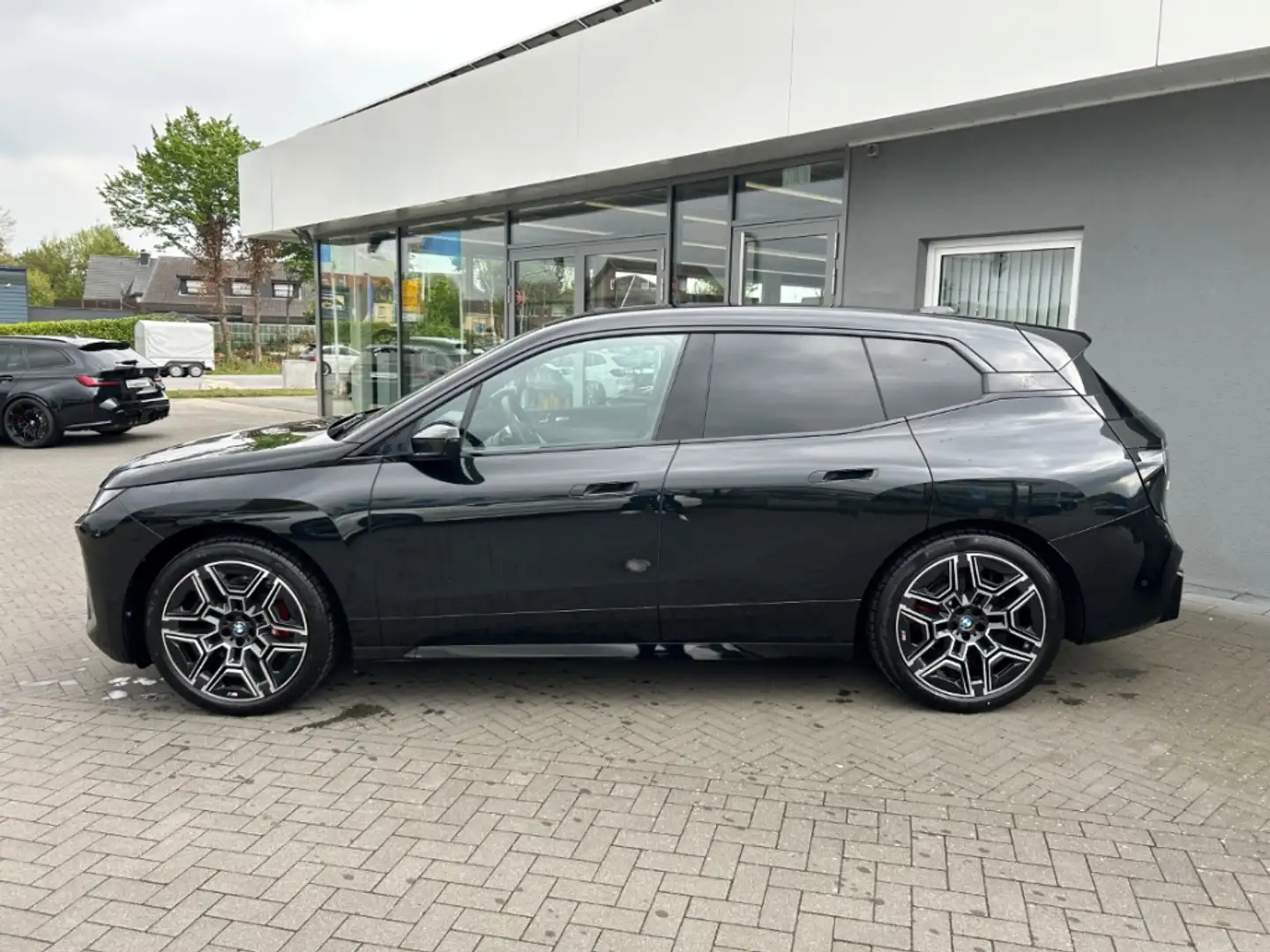 BMW iX xDrive 60 M Sport Pro AHK Drive Assis Pro Schwarz - 2
