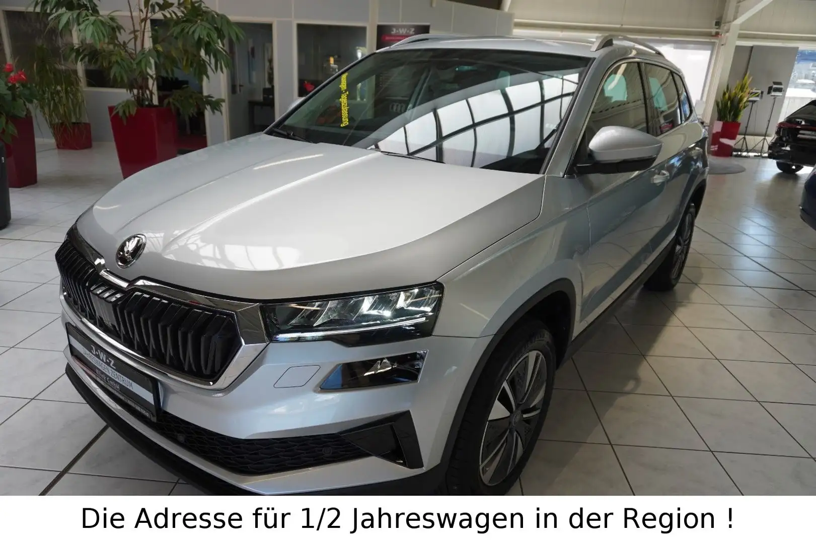 Skoda Karoq Selection 1.5 TSI DSG*AHK*ACC*NAVI*LED* Zilver - 1