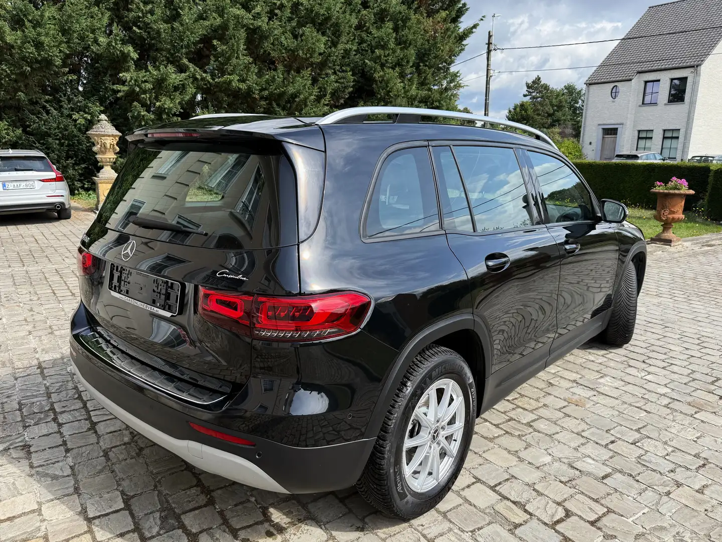 Mercedes-Benz GLB 180 7G-DCT Verwarmd Half Leder, Camera, Mirror Link... Schwarz - 2
