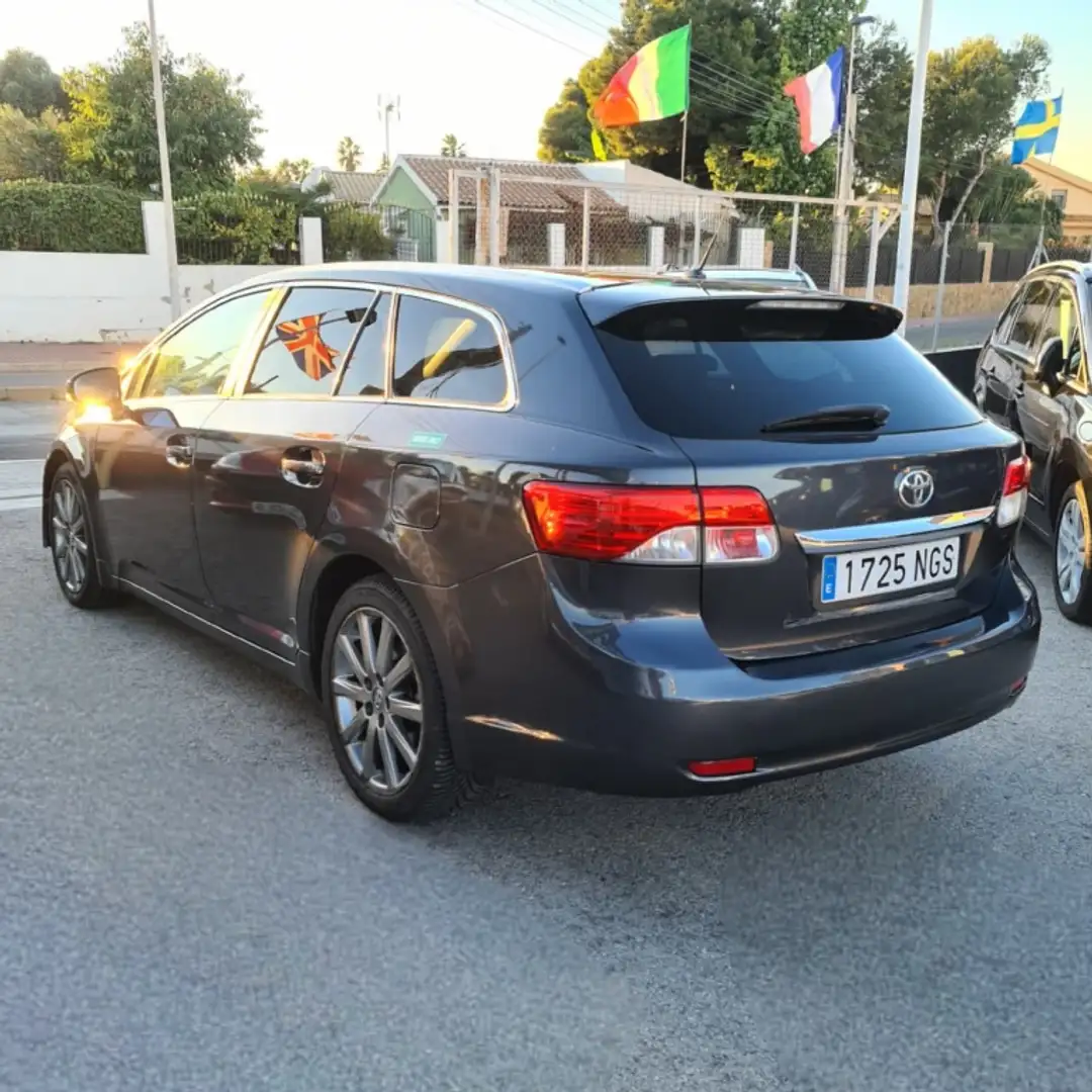Toyota Avensis 150D Executive AutoDrive Gris - 2