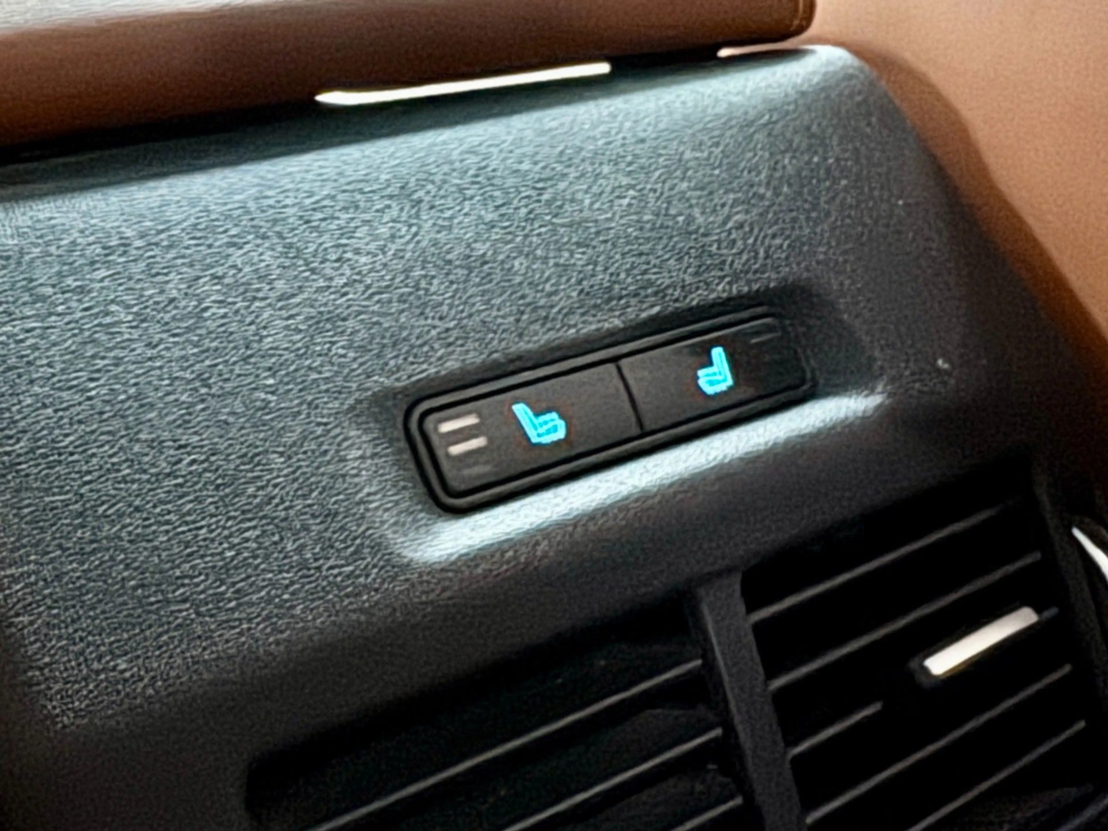 Jaguar E-Pace E-PACE D240*HSE*AWD*Pano*LED*Memory*Audio — photo 38