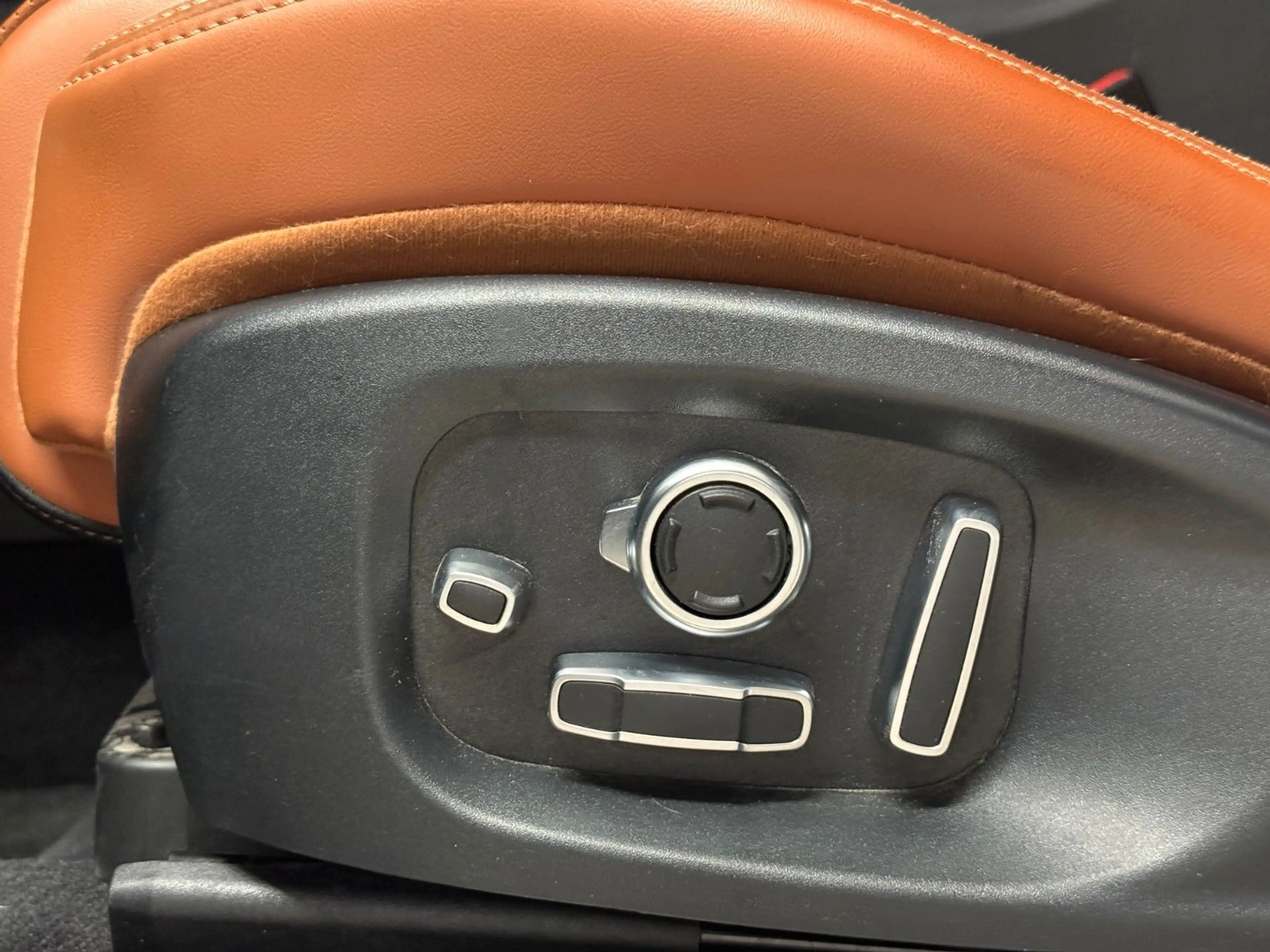 Jaguar E-Pace E-PACE D240*HSE*AWD*Pano*LED*Memory*Audio — photo 35