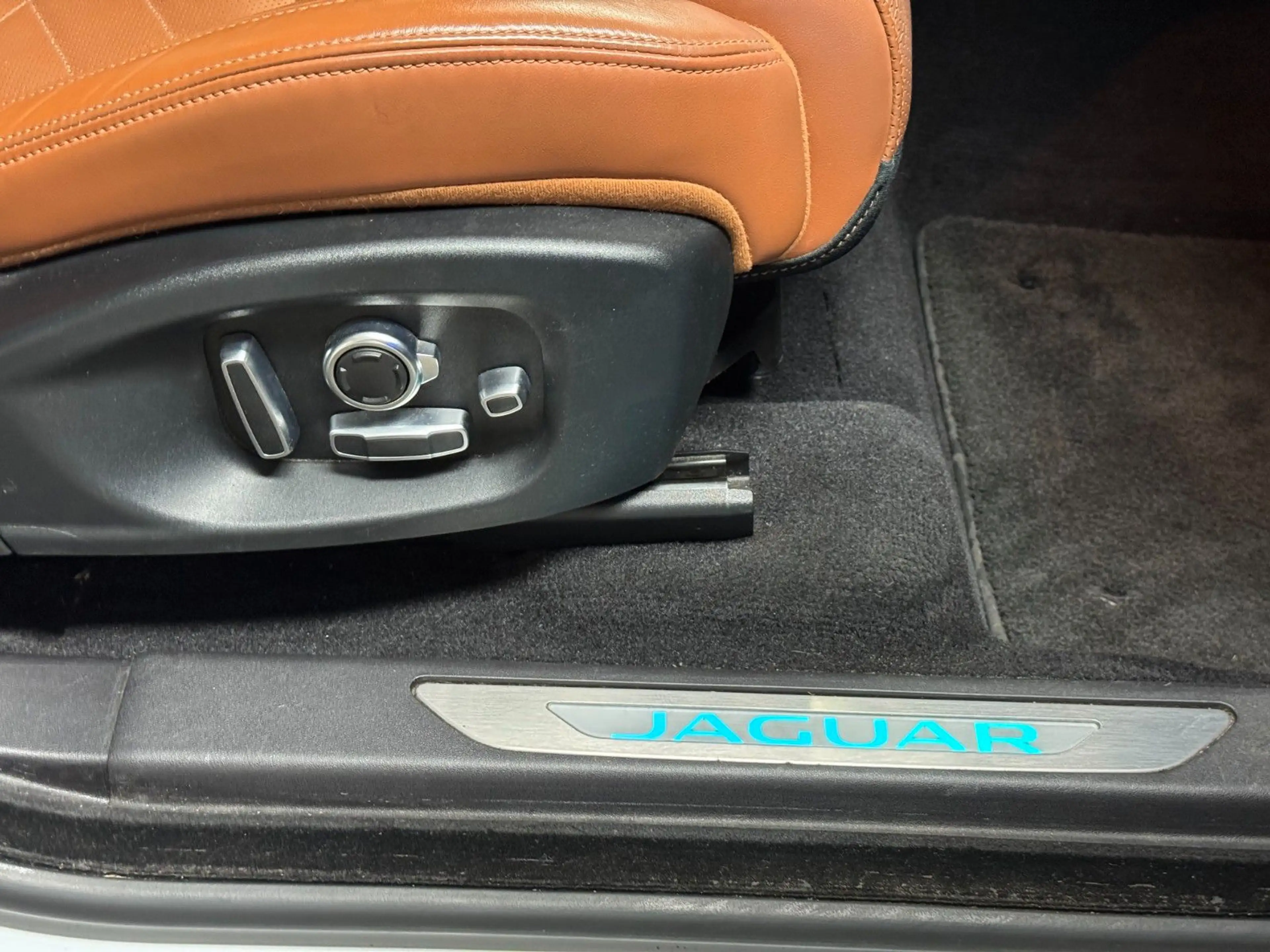 Jaguar E-Pace E-PACE D240*HSE*AWD*Pano*LED*Memory*Audio — photo 34