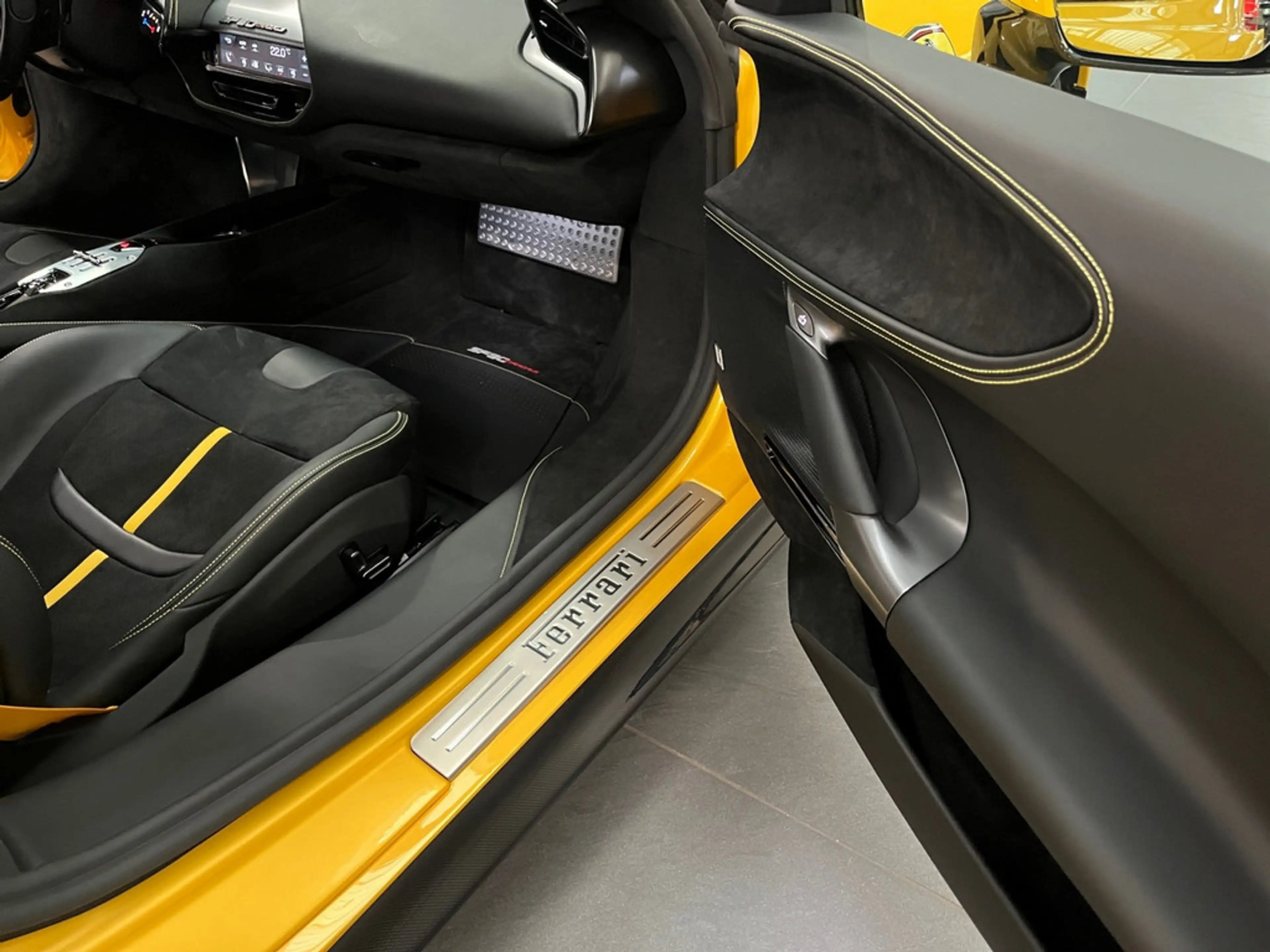 Ferrari SF90 Stradale CARBON*GIALLO TRIPLO STRATO — photo 14