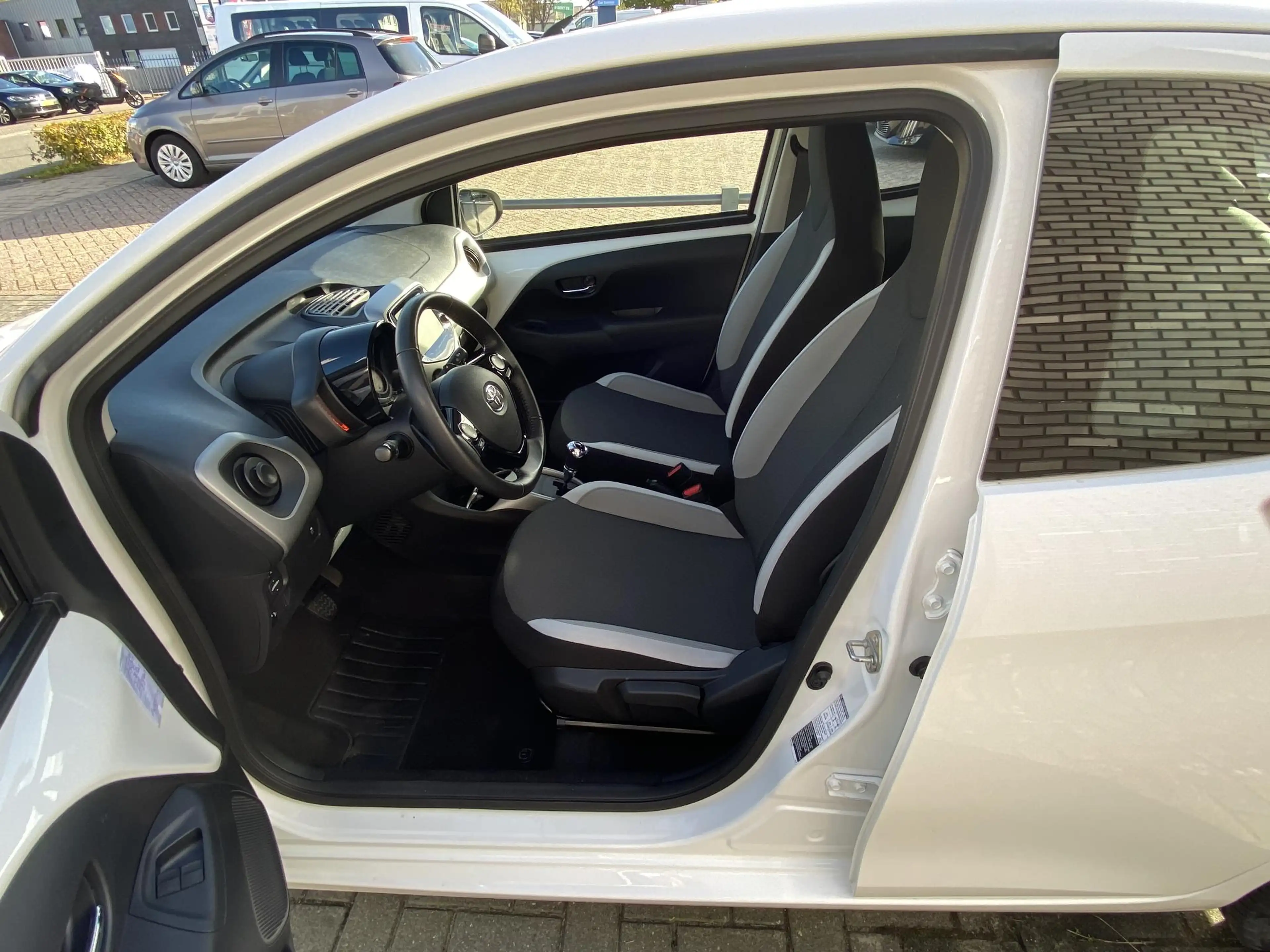 Toyota Aygo 1.0 VVT-i x-play — photo 6
