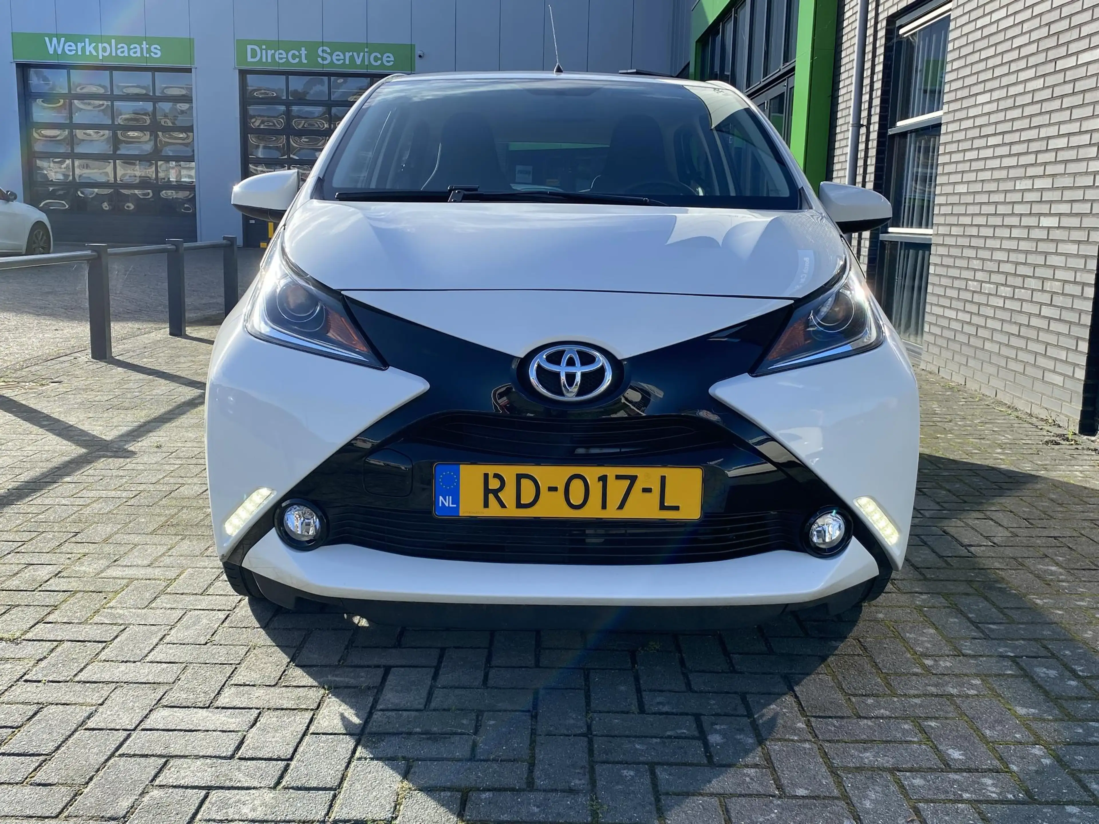Toyota Aygo 1.0 VVT-i x-play — photo 2