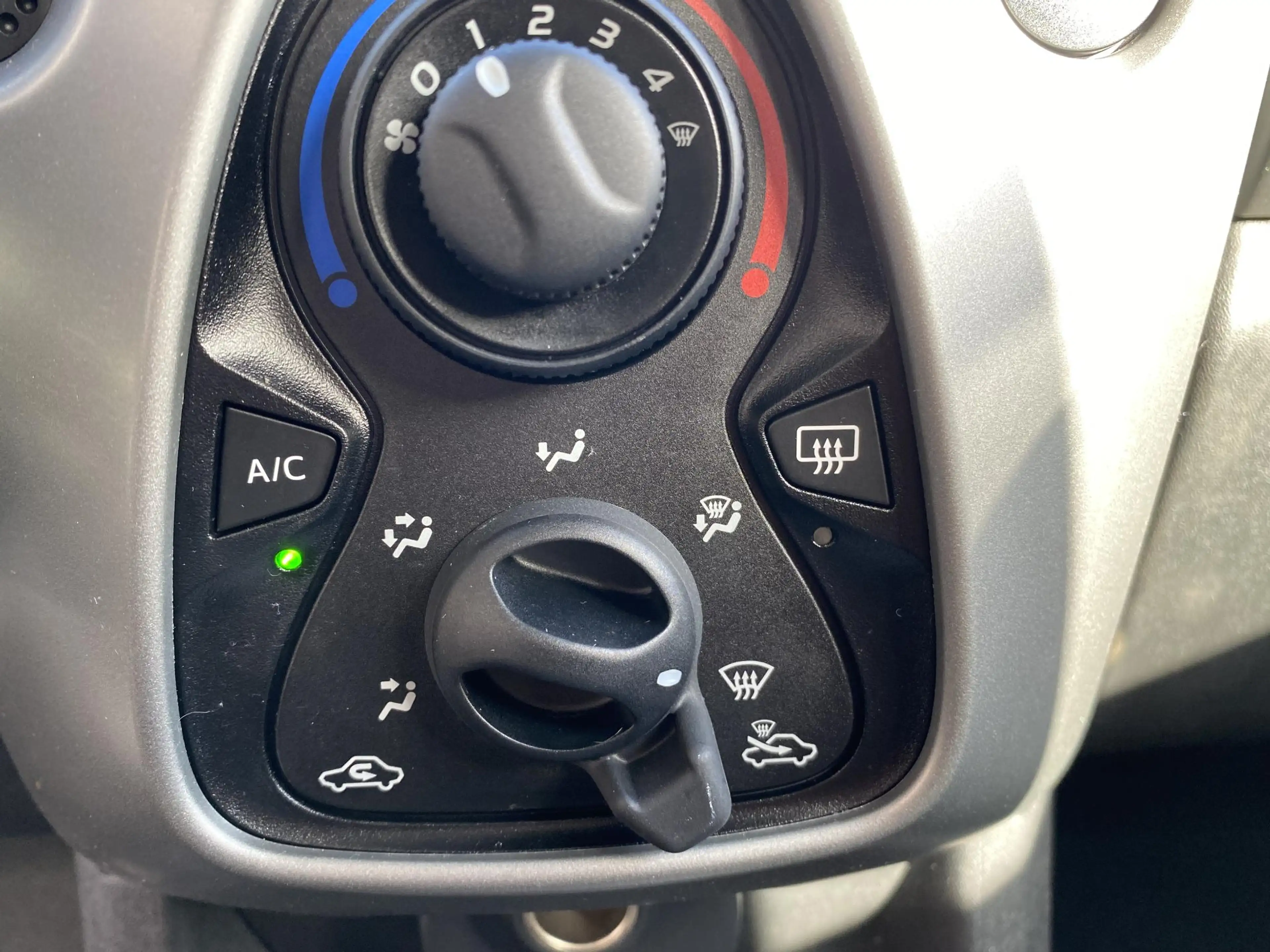 Toyota Aygo 1.0 VVT-i x-play — photo 20