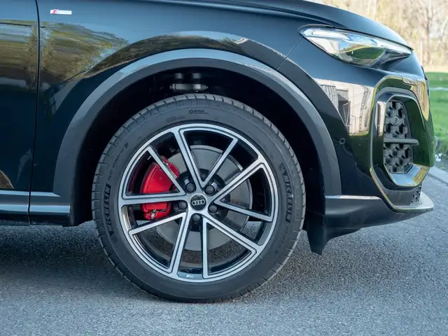Audi Q5 view 10