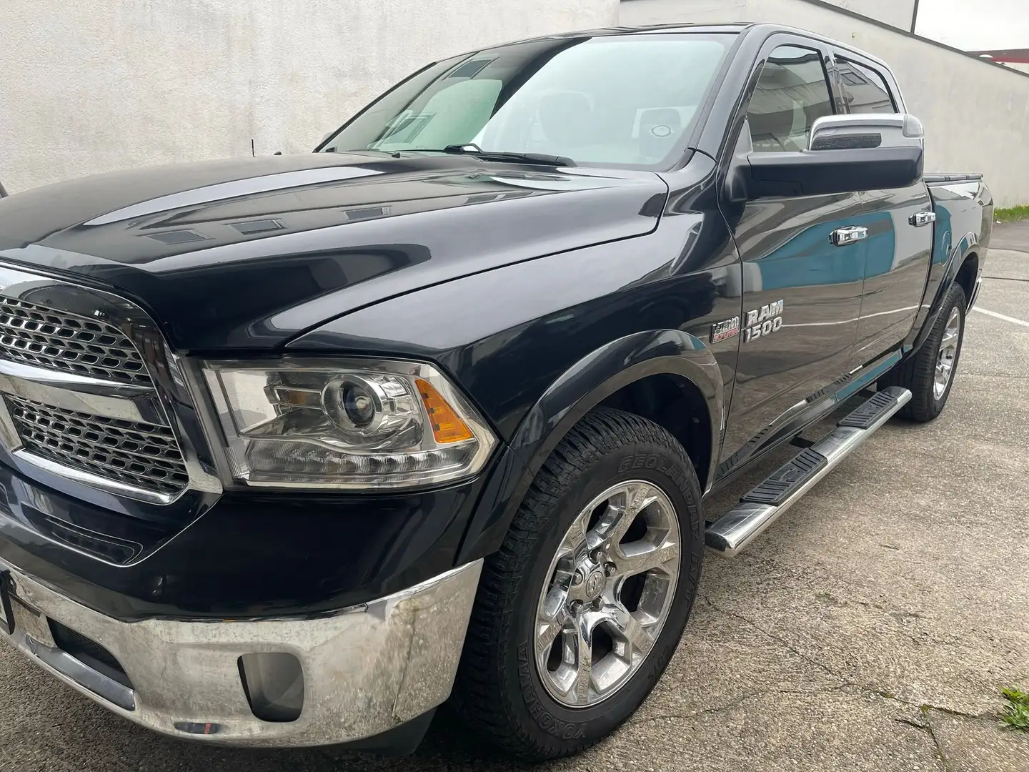 Dodge RAM 1500 Laramie + LPG Schwarz - 1