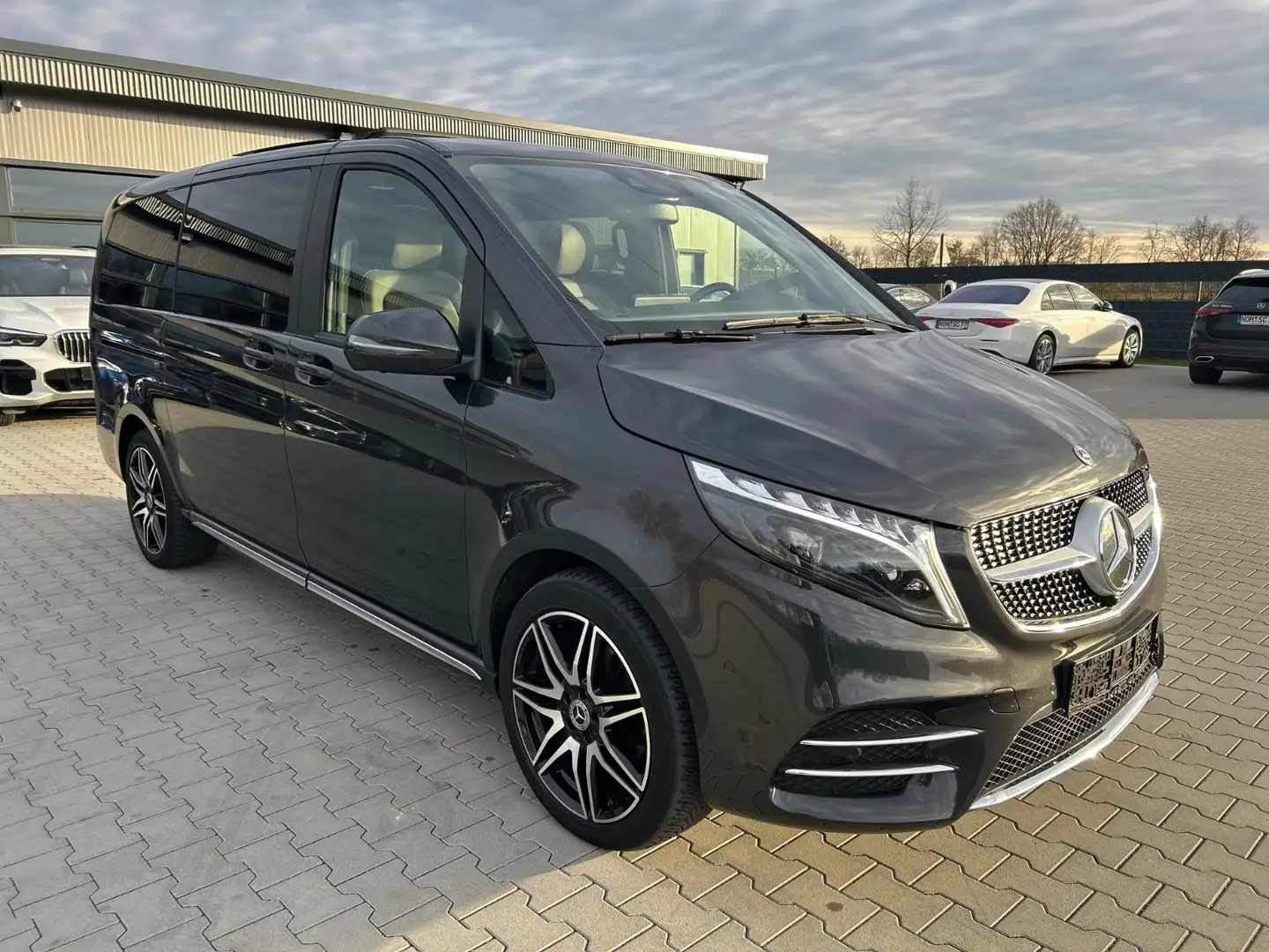 Mercedes-Benz V 300 V300d 4M Lang AMG -7S-Pano-Burmes-2xEl.Tür-360K Grau - 1