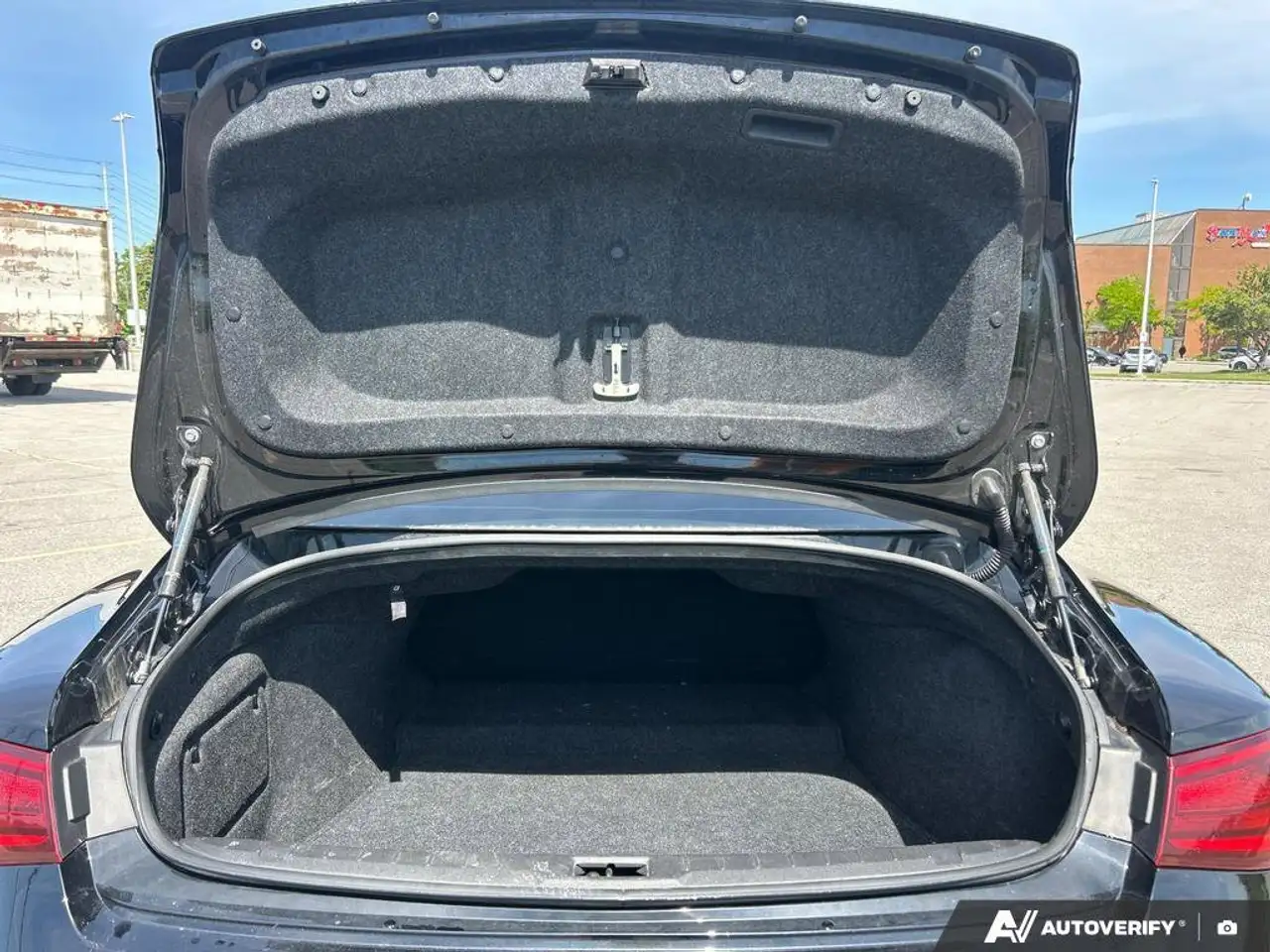Infiniti Q60 снимка Infiniti Q60