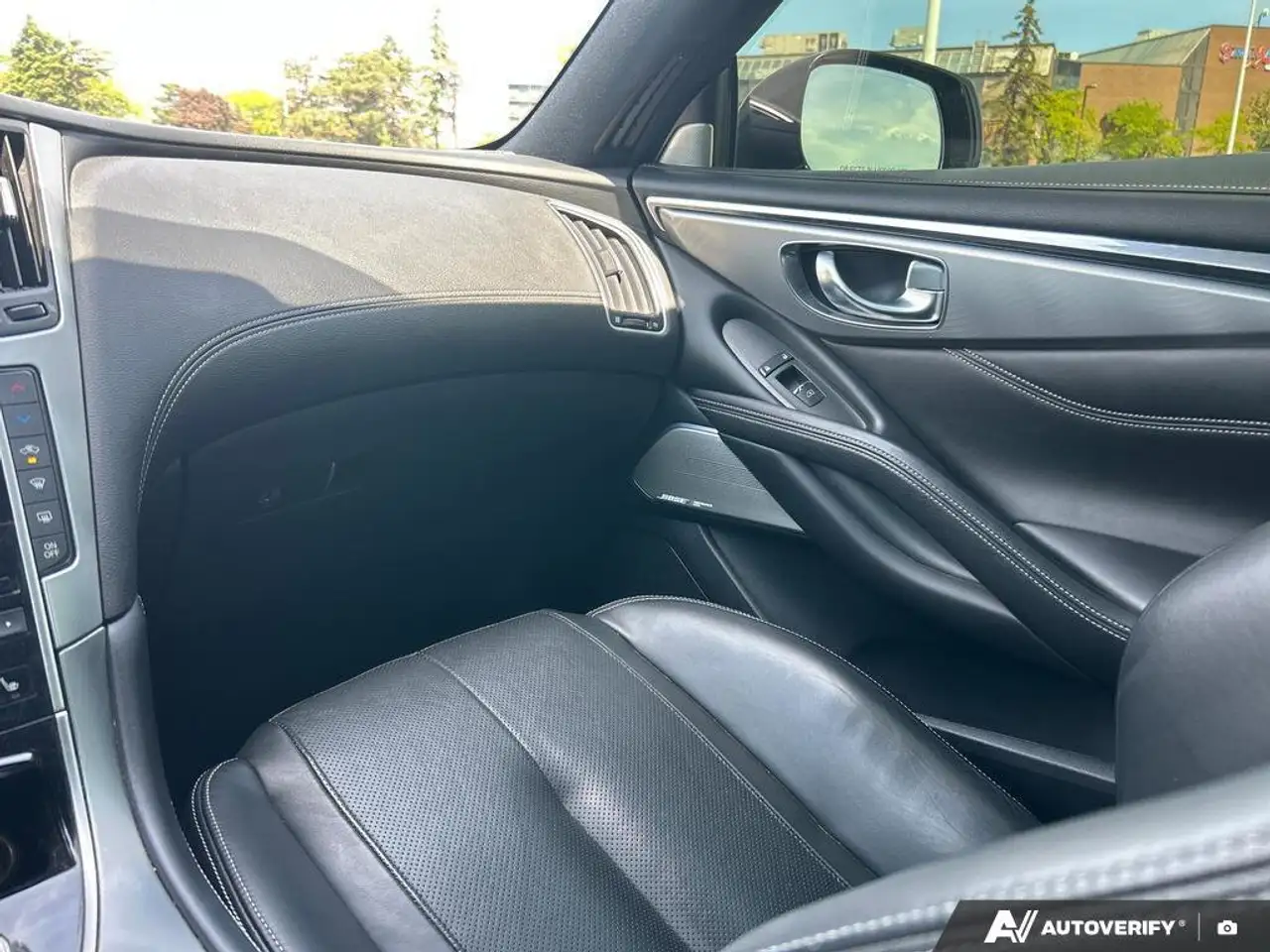 Infiniti Q60 снимка Infiniti Q60