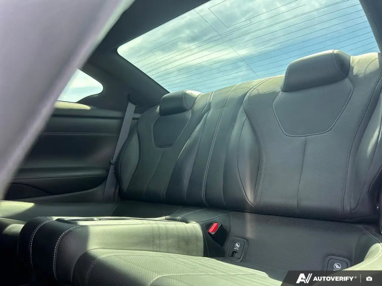 Infiniti Q60 снимка Infiniti Q60
