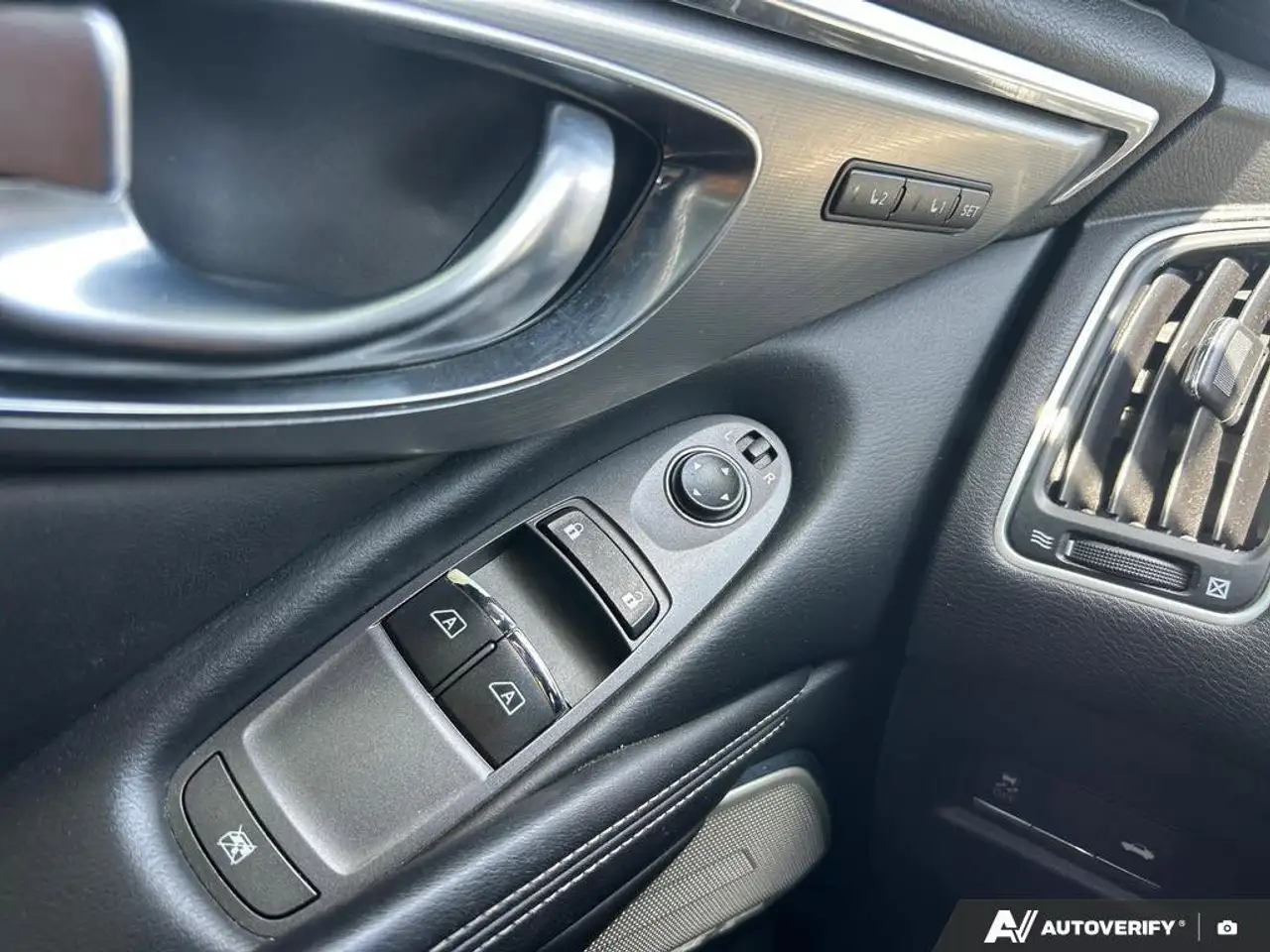Infiniti Q60 снимка Infiniti Q60