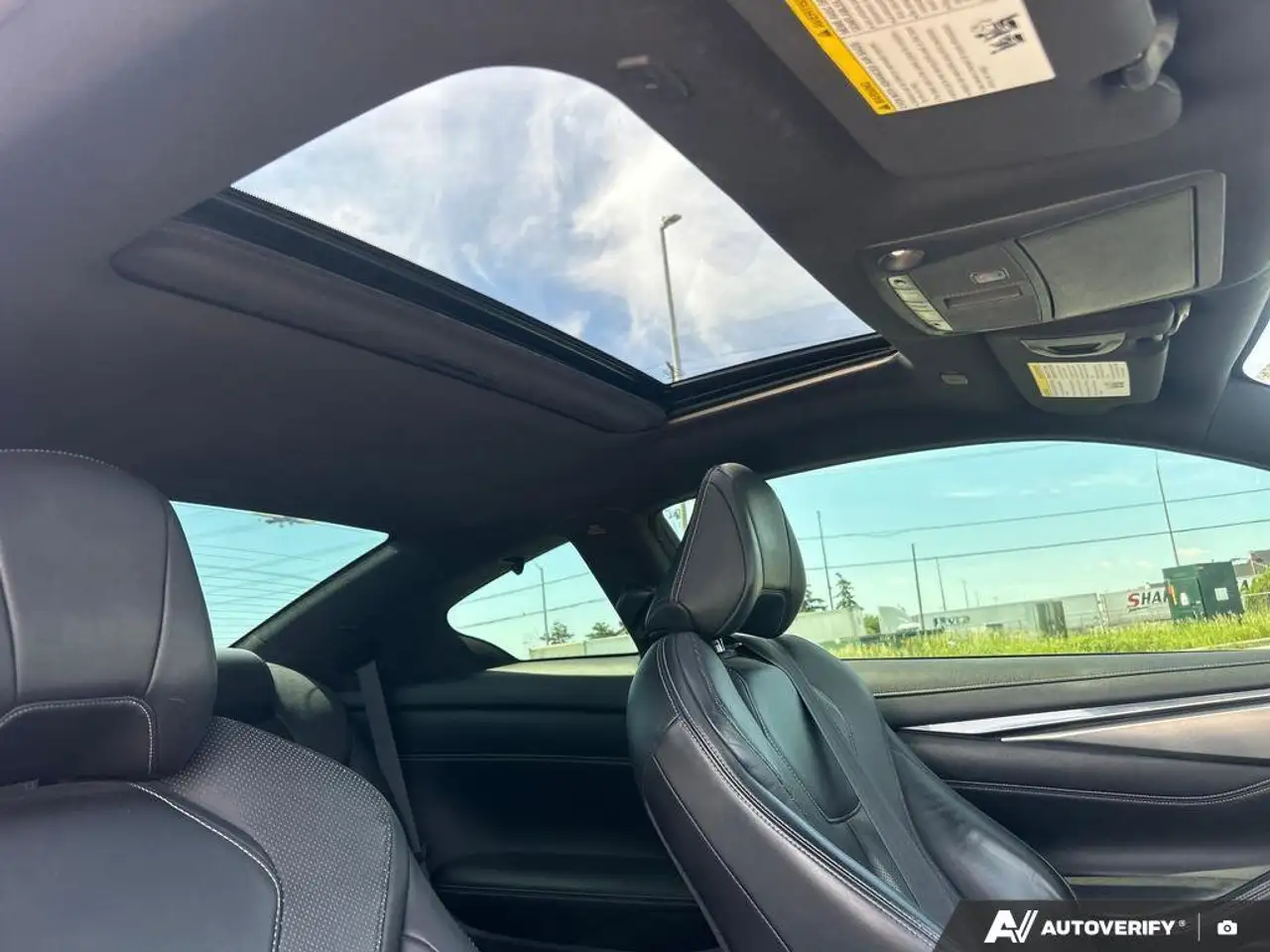 Infiniti Q60 снимка Infiniti Q60