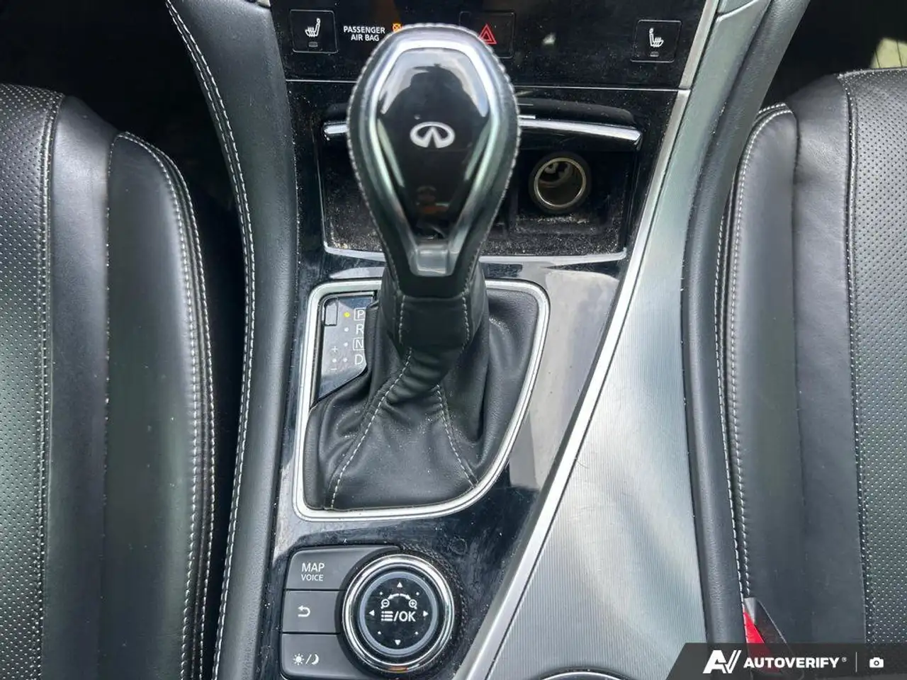 Infiniti Q60 снимка Infiniti Q60