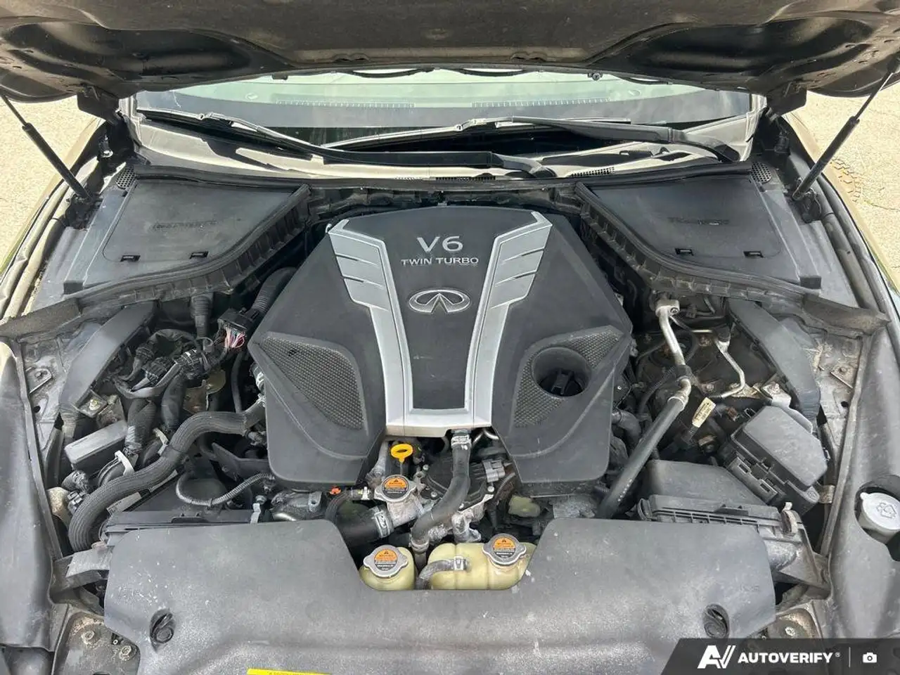 Infiniti Q60 снимка Infiniti Q60