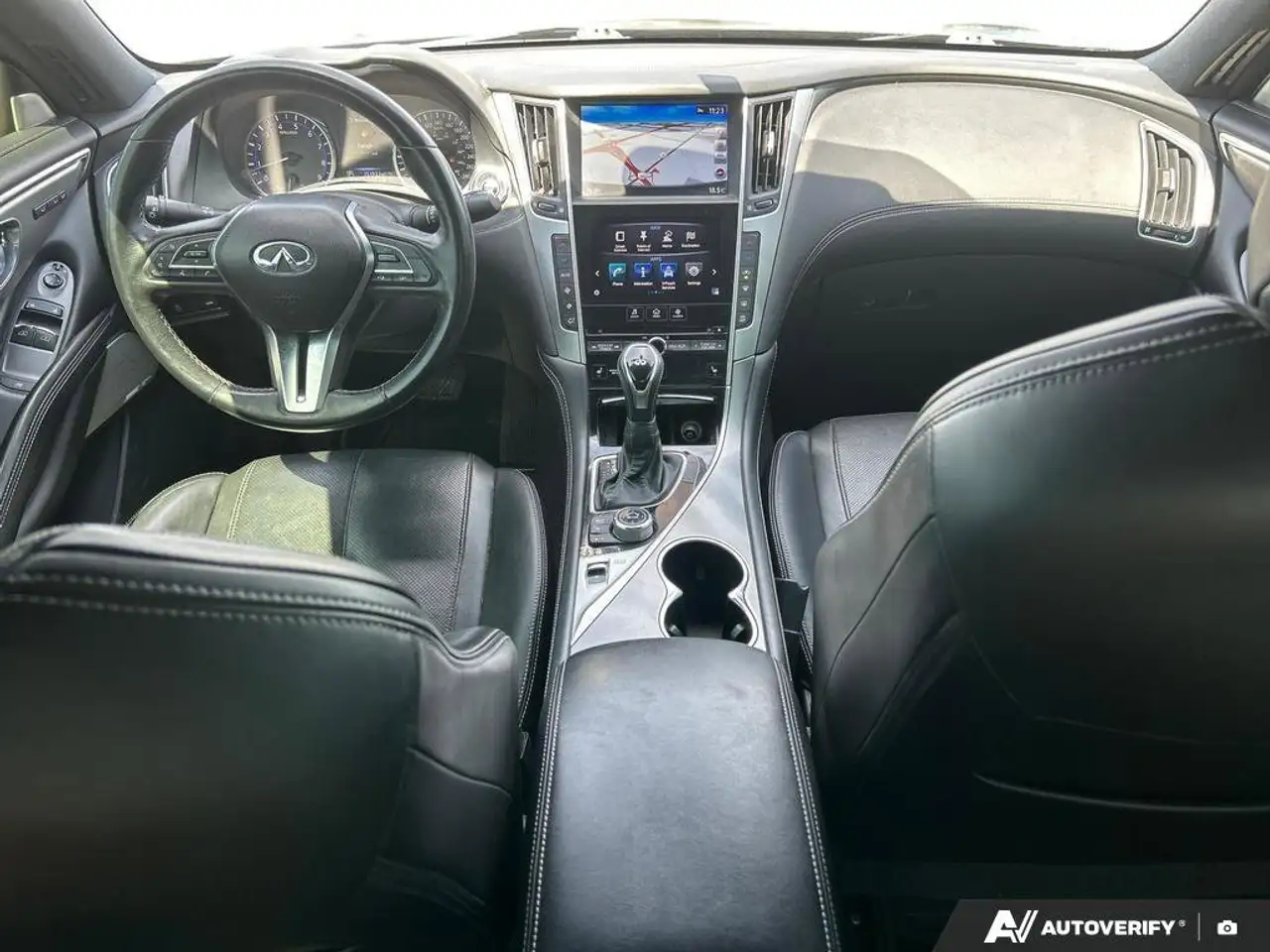 Infiniti Q60 снимка Infiniti Q60