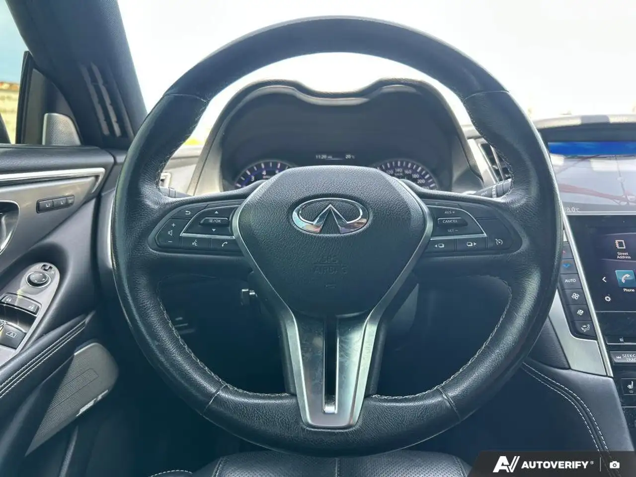 Infiniti Q60 снимка Infiniti Q60