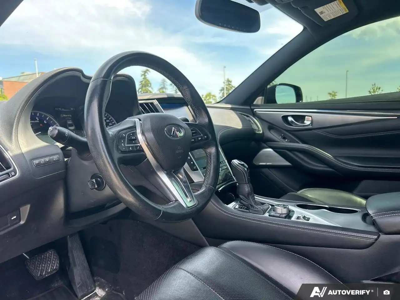 Infiniti Q60 снимка Infiniti Q60