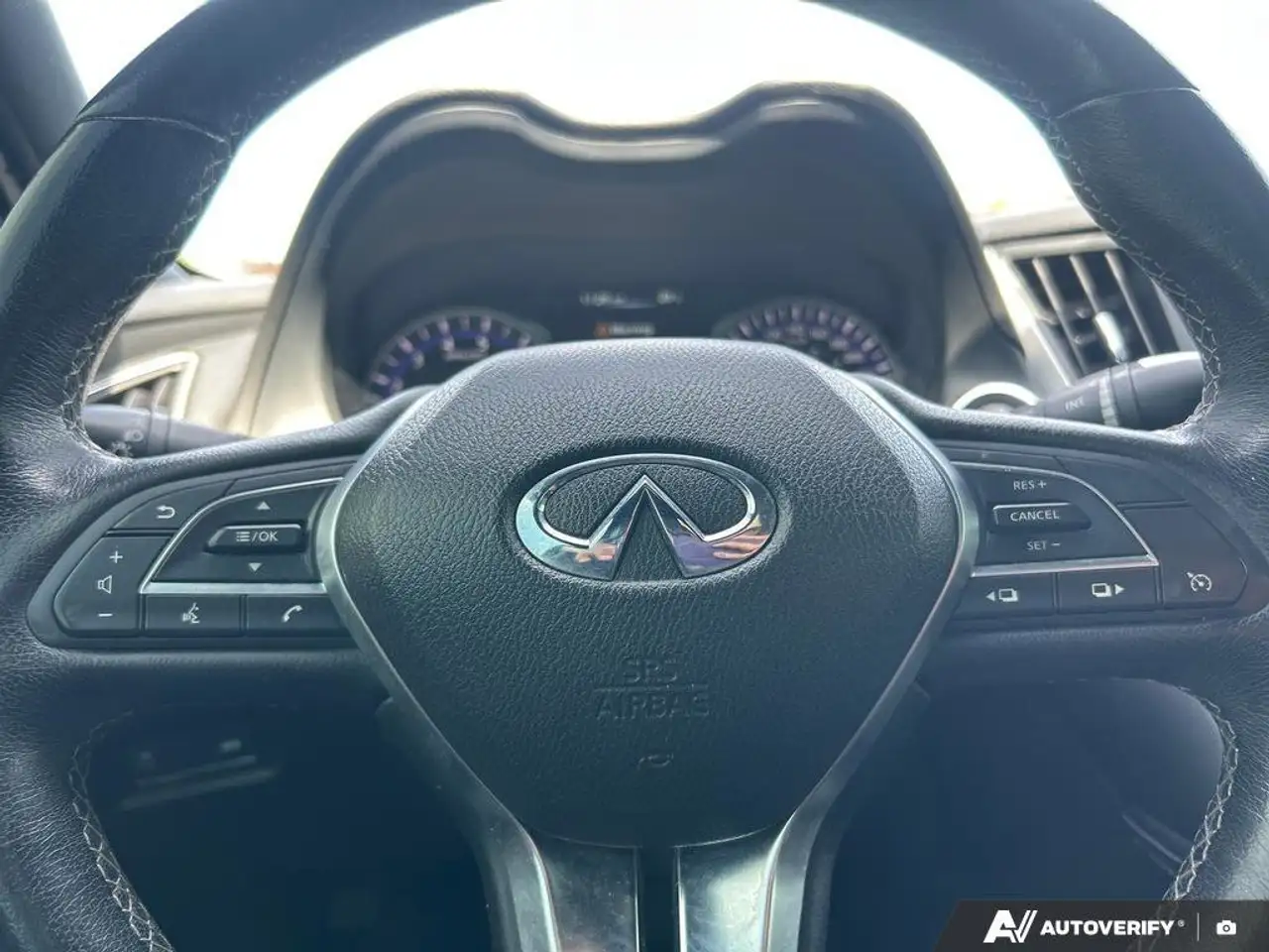 Infiniti Q60 снимка Infiniti Q60