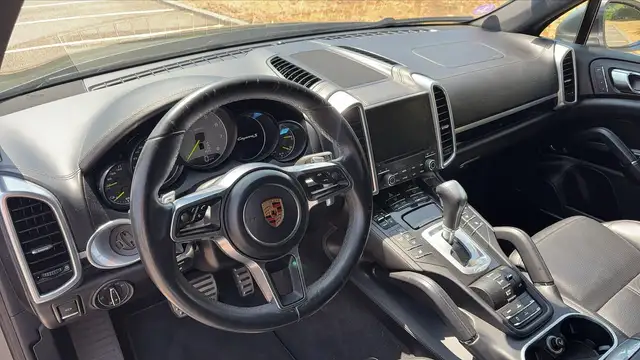Porsche Cayenne view 8