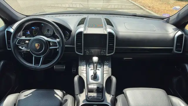 Porsche Cayenne view 11