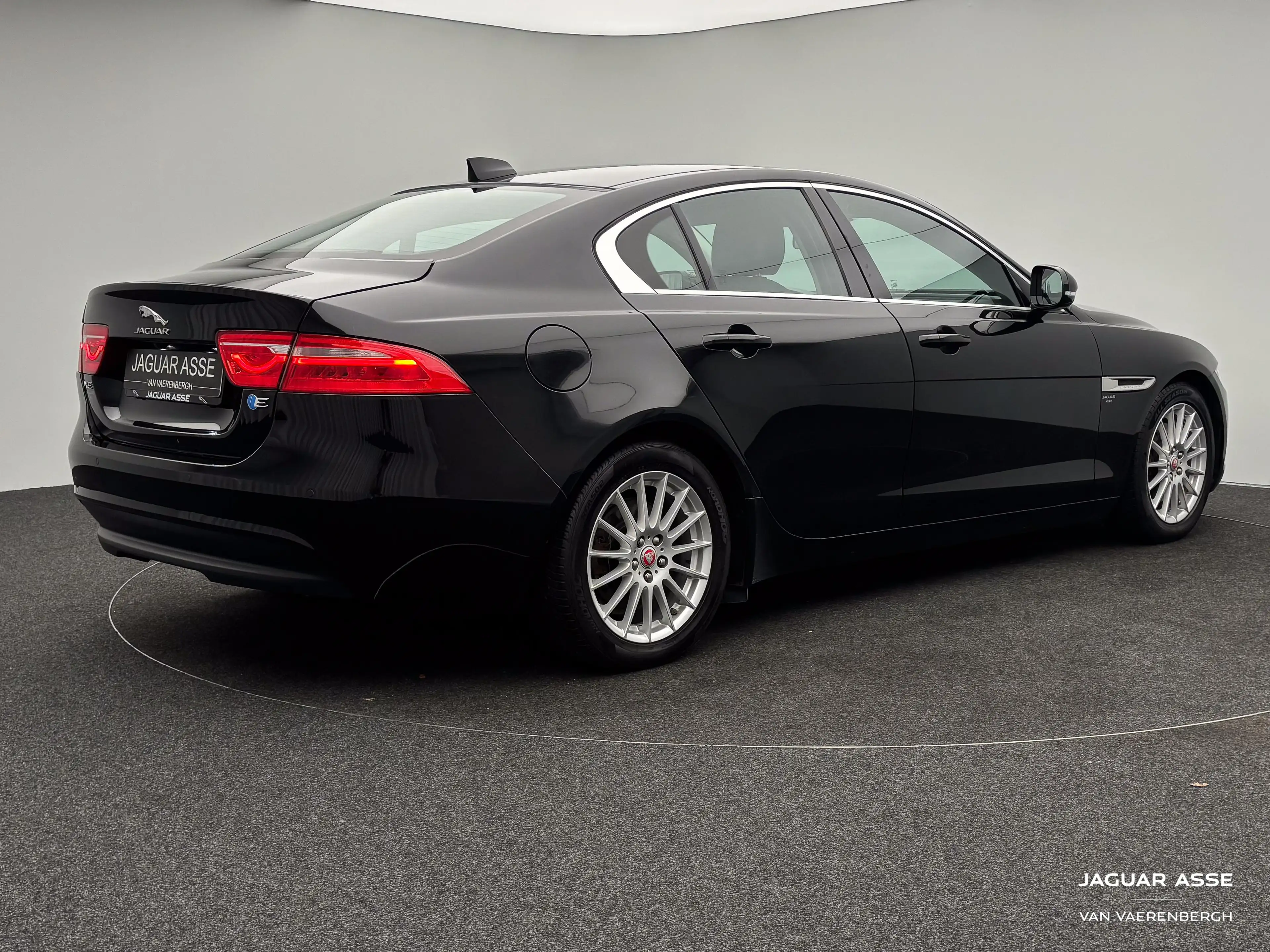 Jaguar XE 2.0l diesel — photo 2