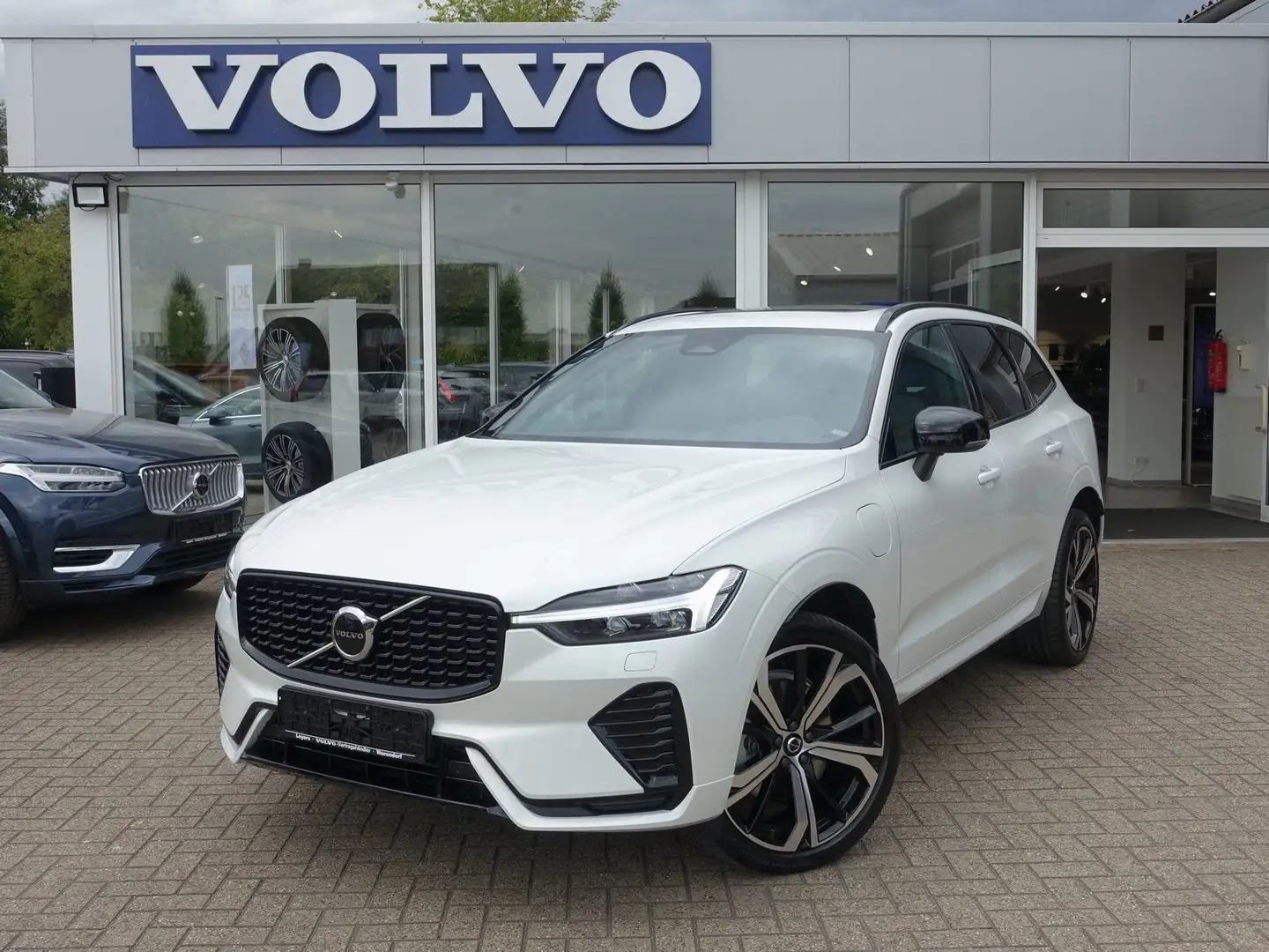 Volvo XC60 T6 AWD R Design Plug-In/StndHz/Kamera/H&K Wit - 1