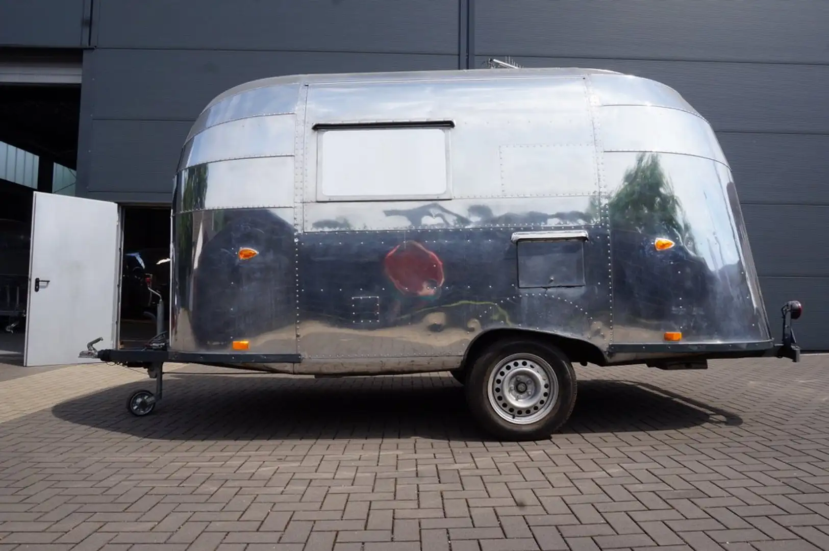 Airstream Bubble mit Verkaufsklappe Argent - 1