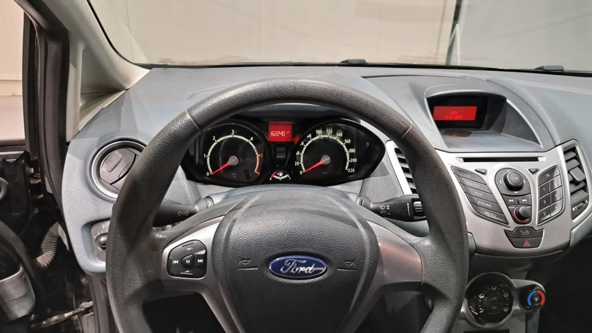 Ford Fiesta 1.40TDCi Ambiente Schwarz - 2