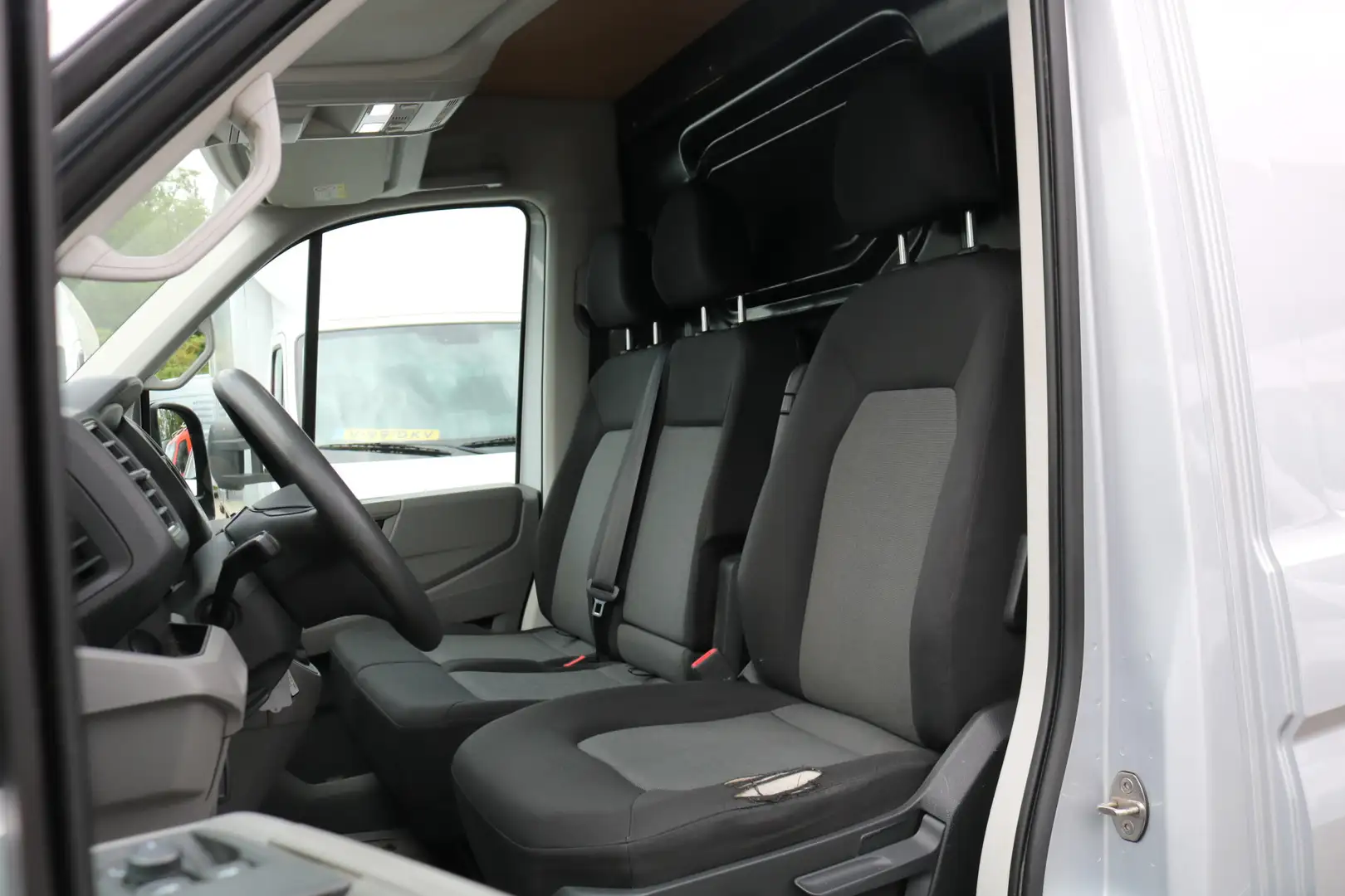 Volkswagen Crafter 2.0 TDI 140pk L3 H3 Automaat Airco Navigatie Trekh Zilver - 2