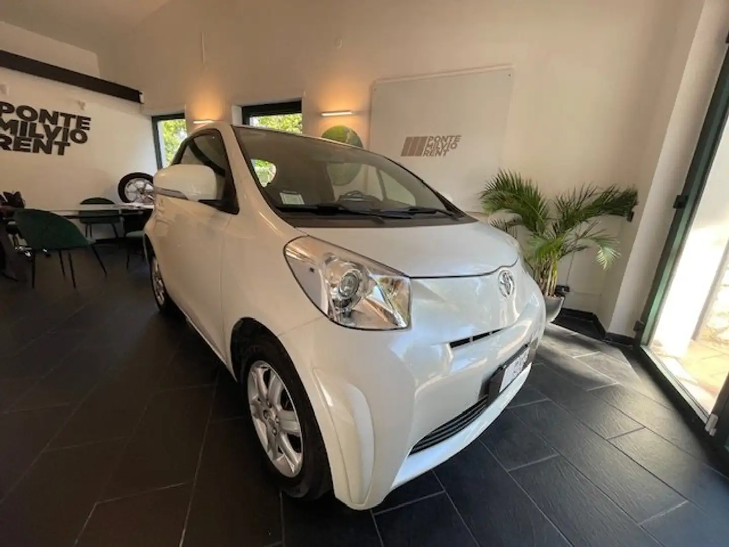 Toyota iQ iQ 1.0 Trend cvt Білий - 1
