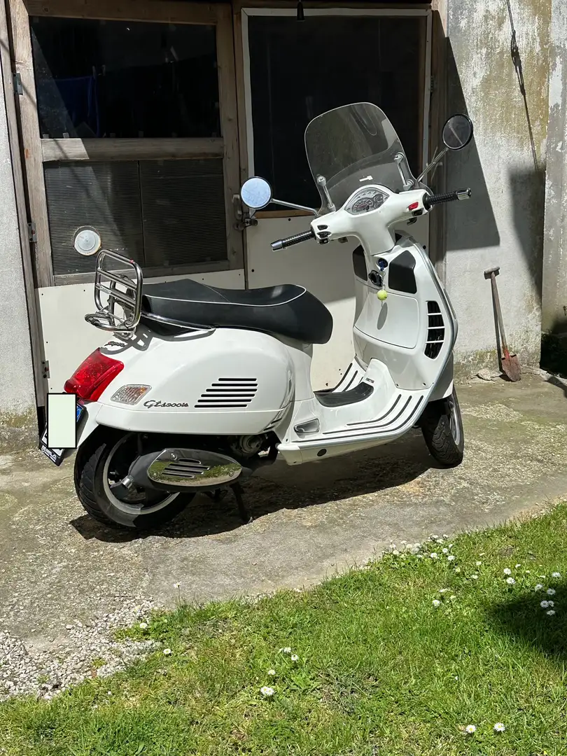 Vespa GTS Super 300 Alb - 1
