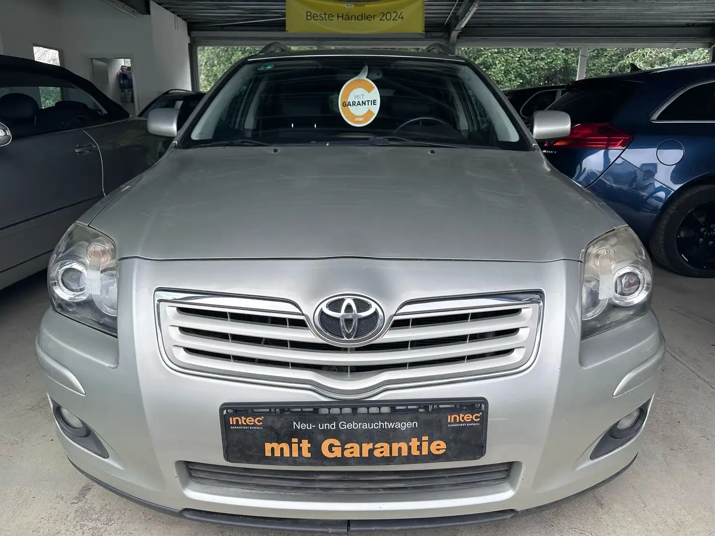 Toyota Avensis 2.2 D-CAT Sol Grau - 1