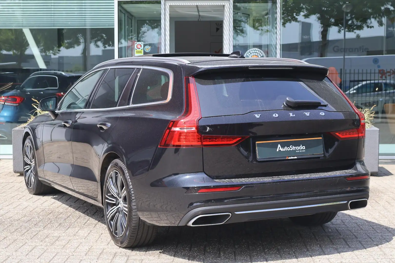 Volvo V60 T8 Inscription Twin Engine 390pk AWD | Pano | Carp Black - 2