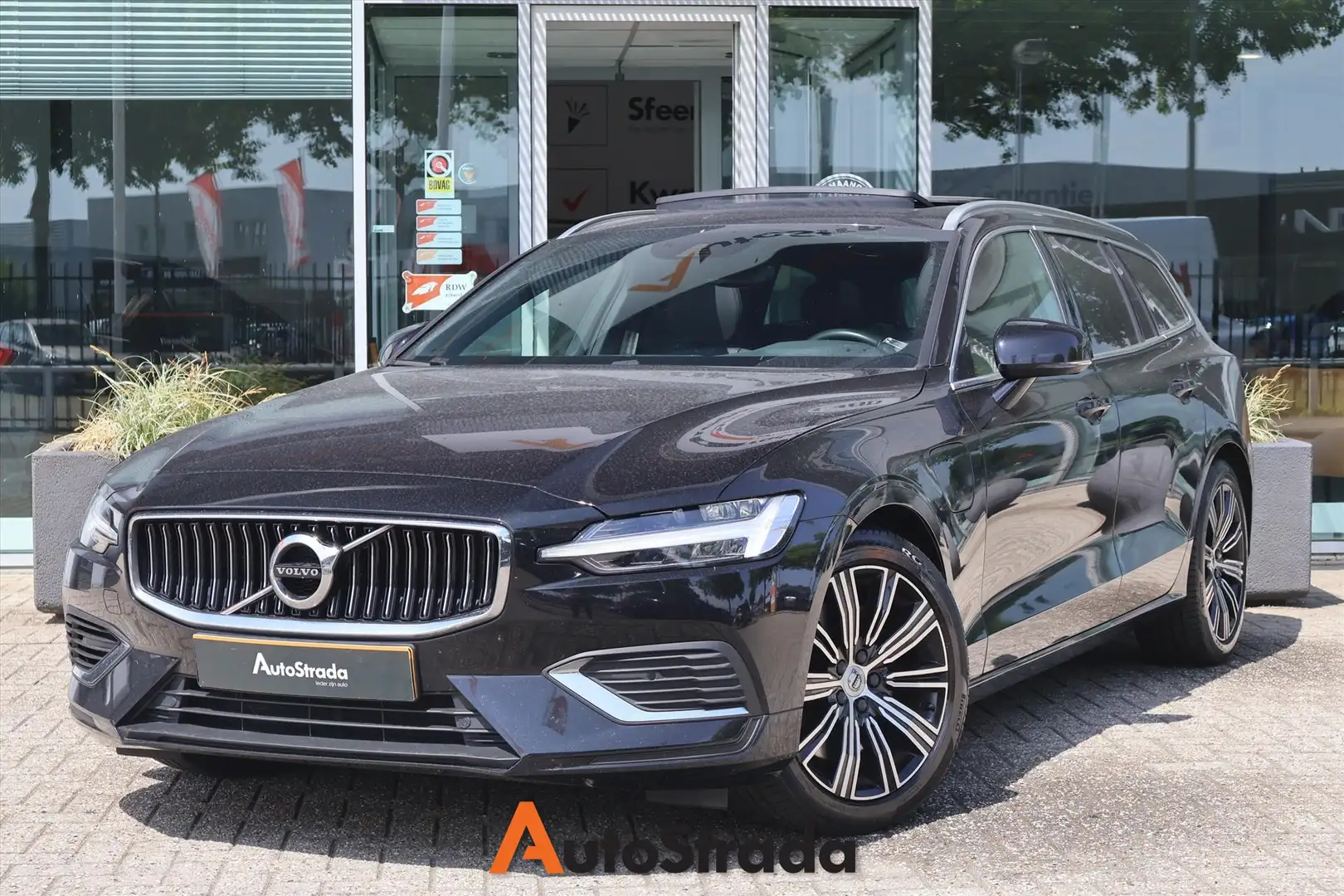 Volvo V60 T8 Inscription Twin Engine 390pk AWD | Pano | Carp Black - 1
