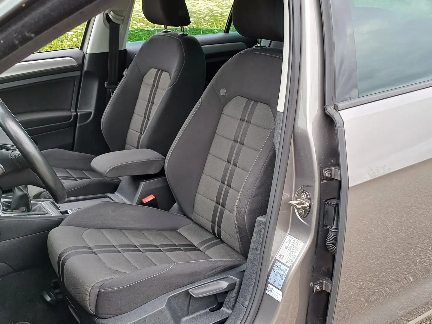 Volkswagen Golf 1.0 TSI Connected Series /Clima/Navi/Camera/Cruise Grijs - 2