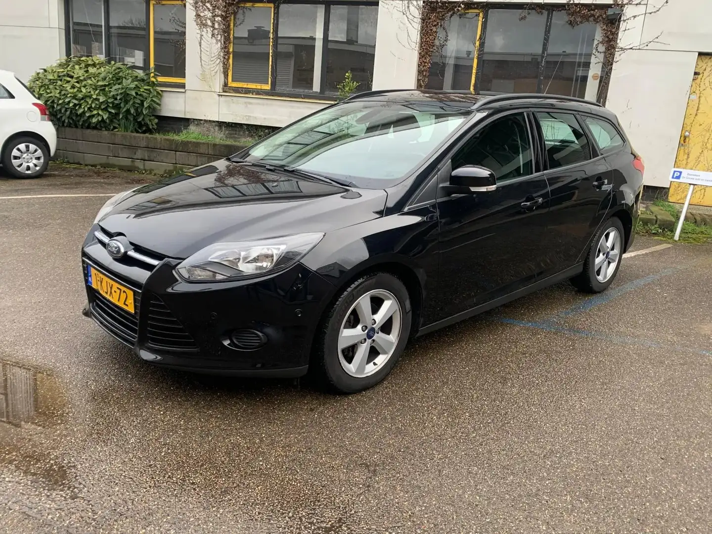 Ford Focus Wagon 1.0 EcoBoost Lease Trend Zwart - 1